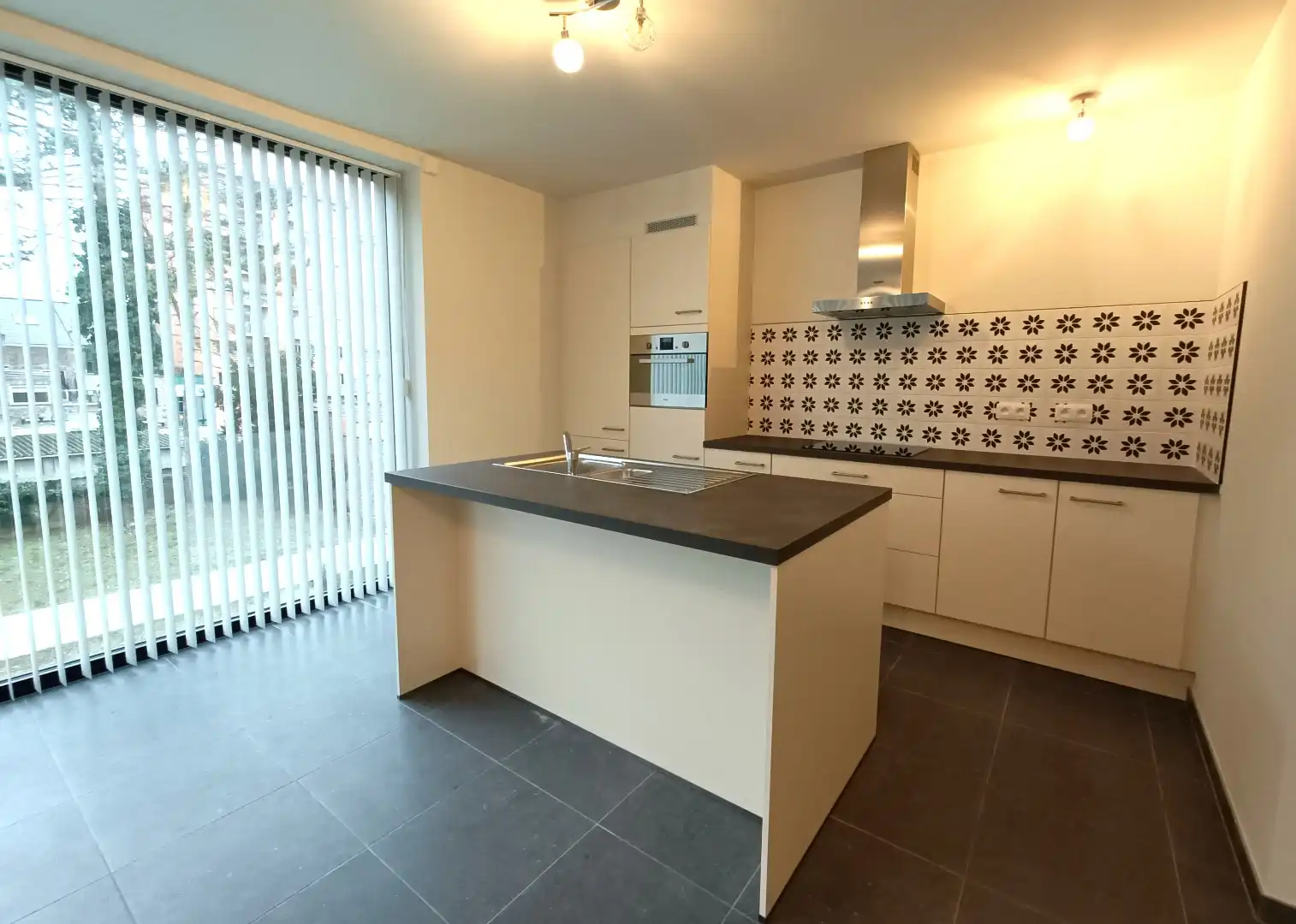 MODERN APPARTEMENT MET RUIM TERRAS EN AUTOSTAANPLAATS foto 5