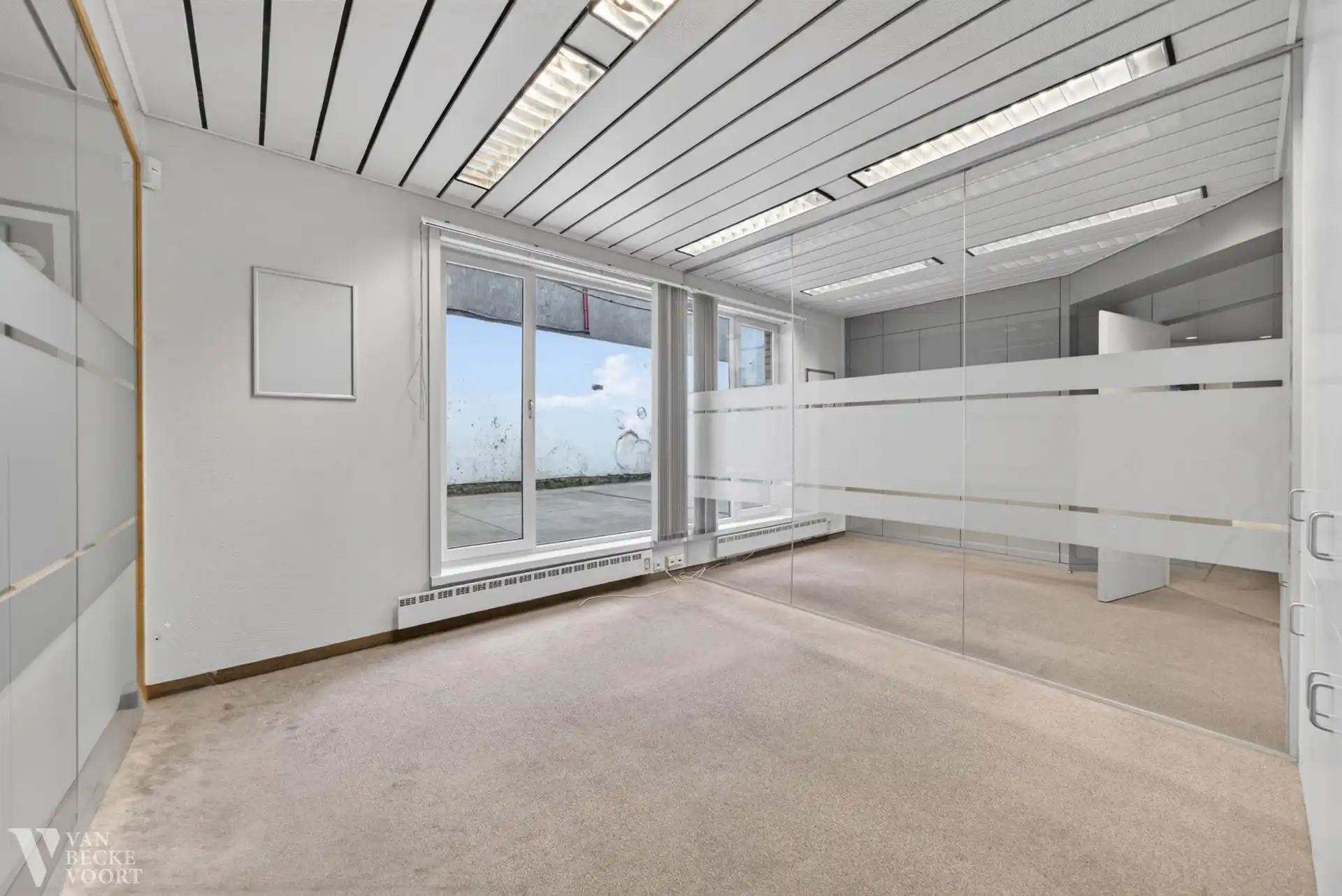 Handelsgelijkvloers 217m² + 6 autostandplaatsen foto 7