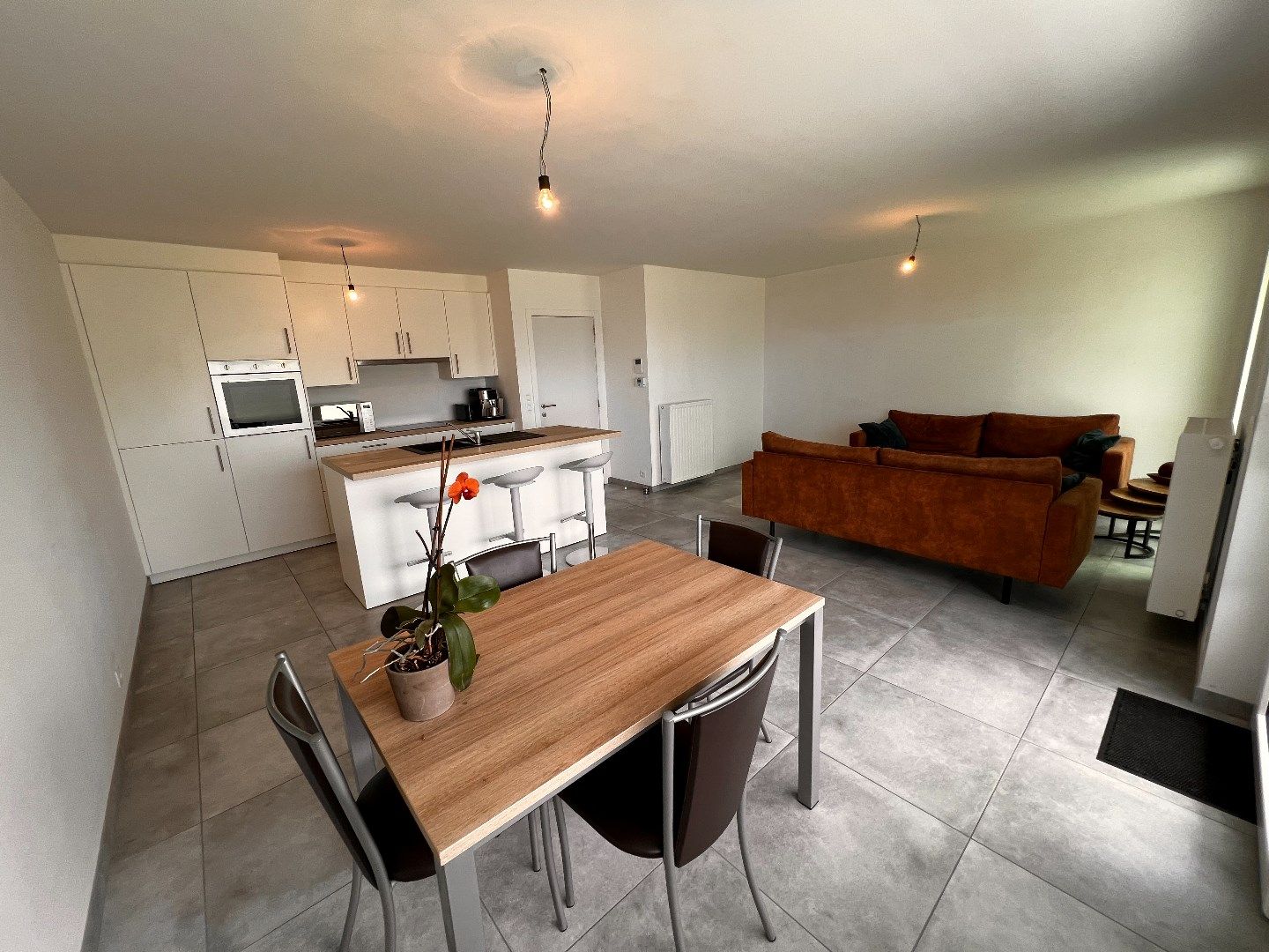 GELIJKVLOERS APPARTEMENT MET 2 SLAAPKAMERS, TERRAS EN GARAGE IN IEPER foto 2