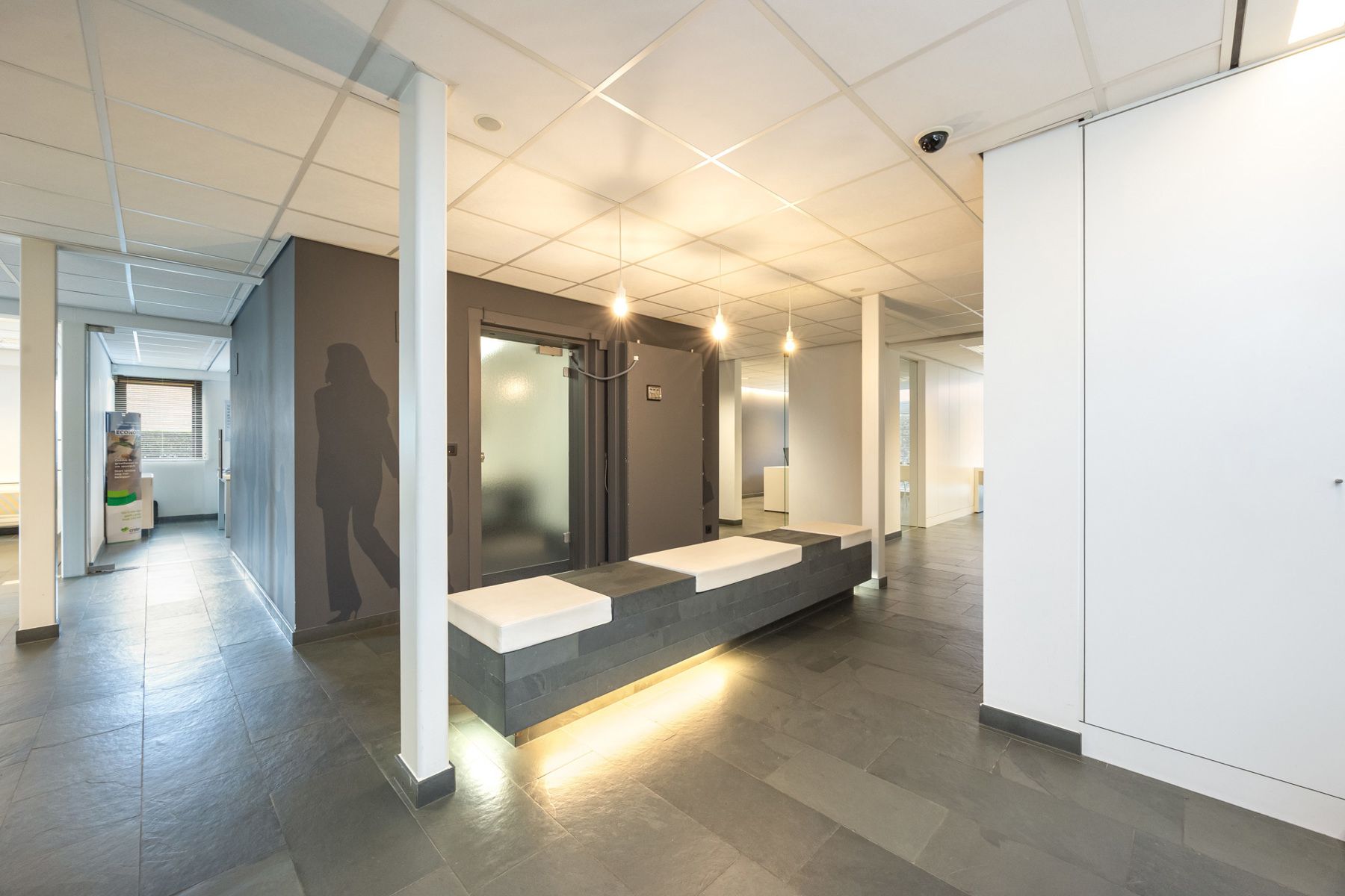 Goed gelegen kantoorruimte (circa 265m²) in het centrum van Meer (Hoogstraten) met parking. foto 5