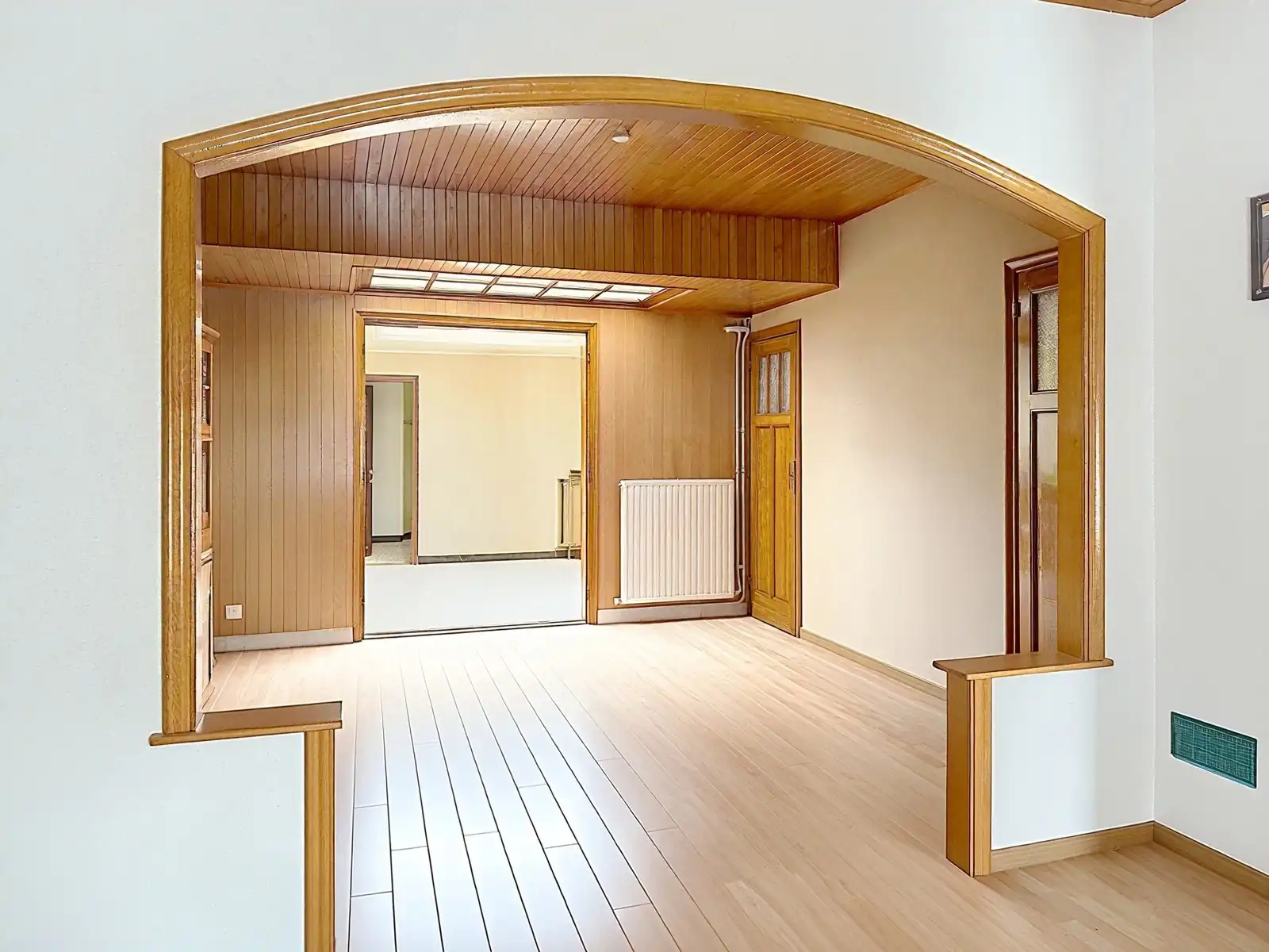 Te renoveren woning met groengebied in de achtertuin foto 2