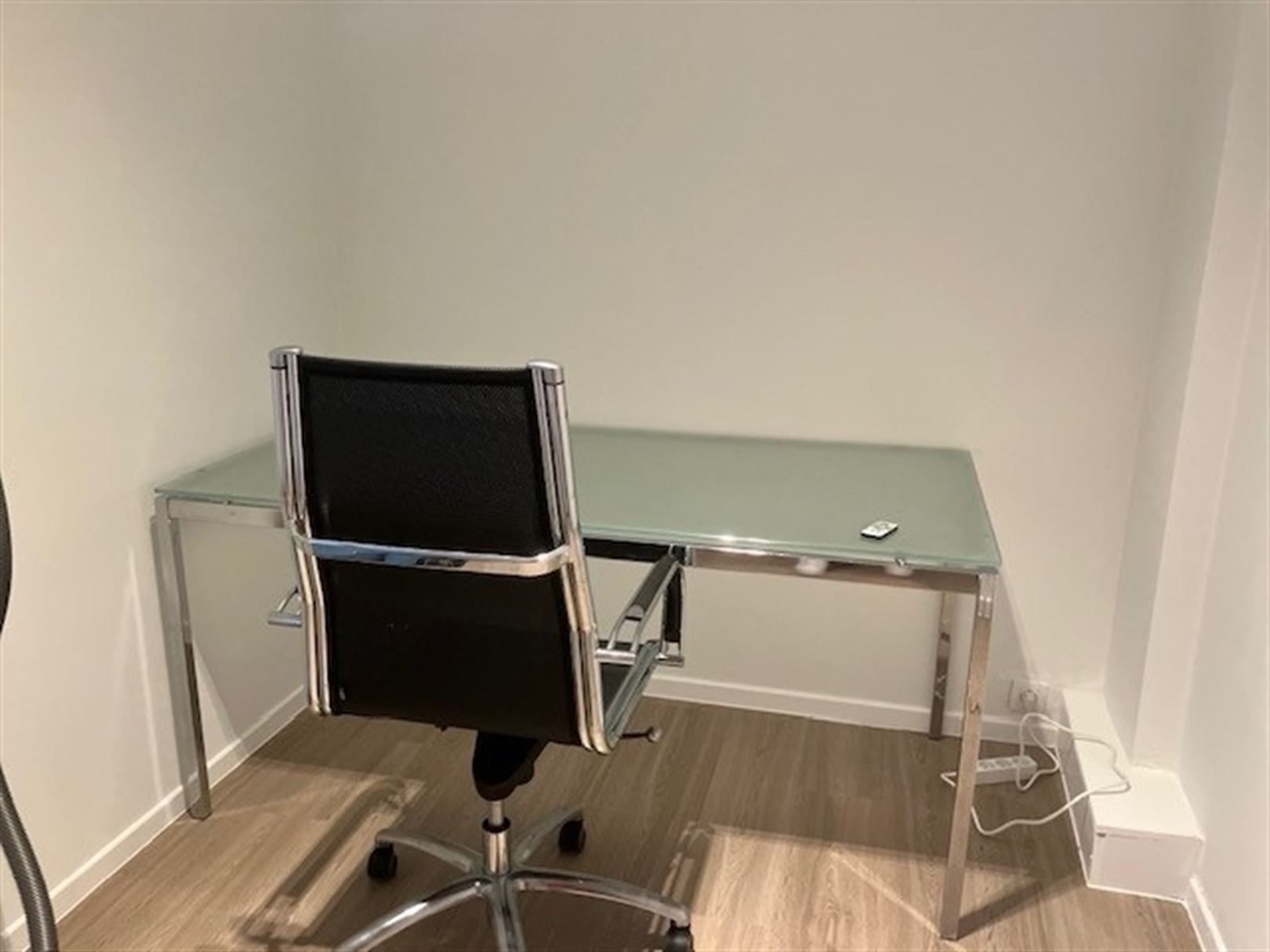 Gemeubeld appartement met 2 slaapkamers, terras en parking! foto 10