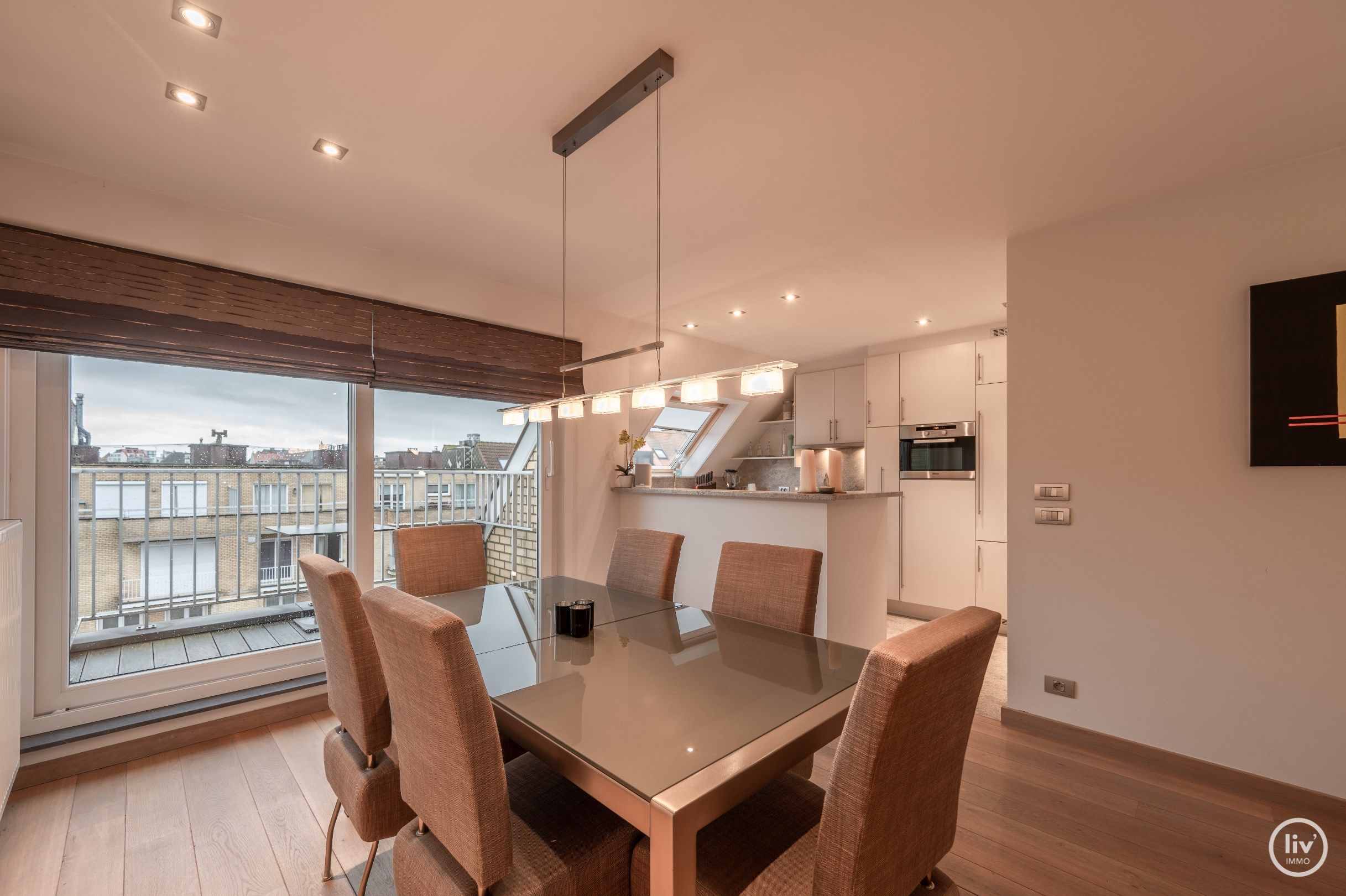 Aangenaam duplex appartement met ruime terrassen centraal gelegen op de Paul Parmentierlaan te Knokke. foto 8