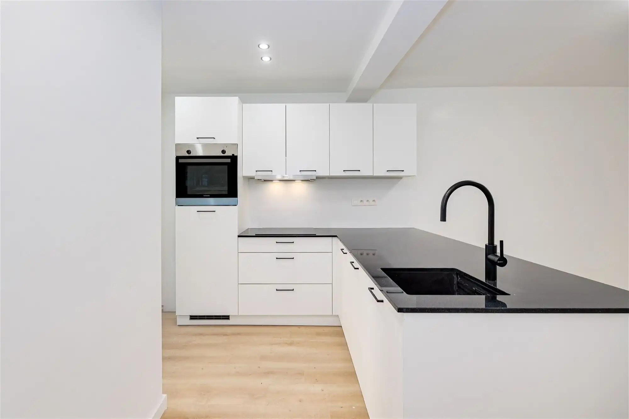 Instapklaar appartement met tuin en terras foto 4