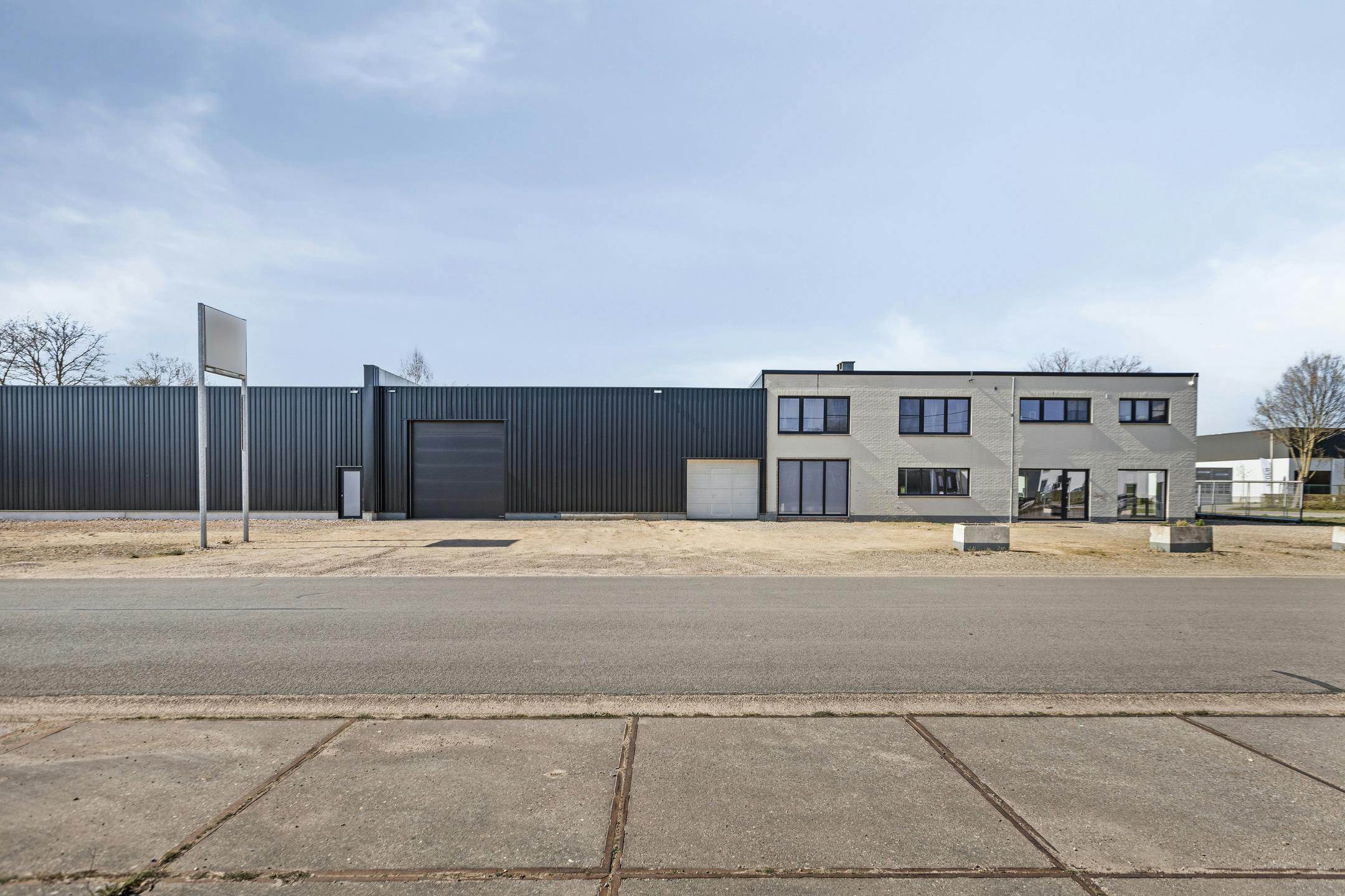 Industriegebouw met conciërge-appartement op 34a 60ca in Maaseik te koop foto 12