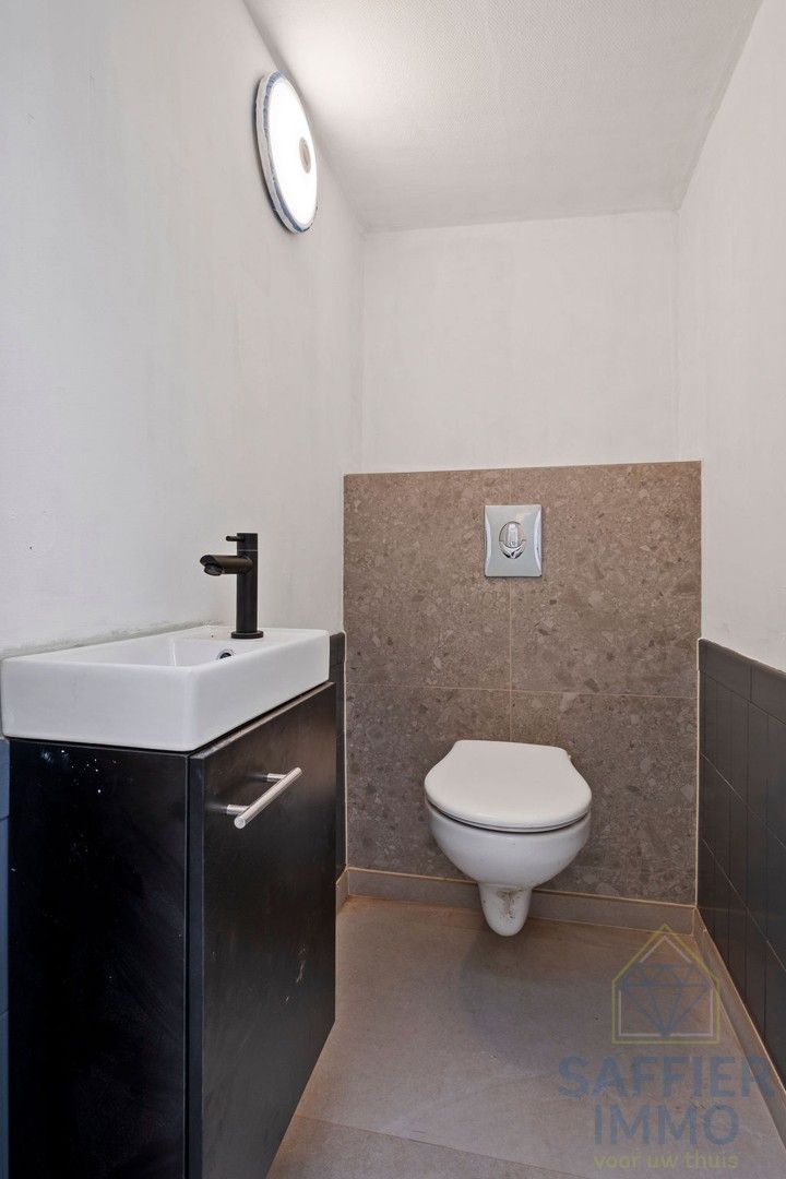 Gerenoveerde woning met extra magazijn in Harelbeke foto 8