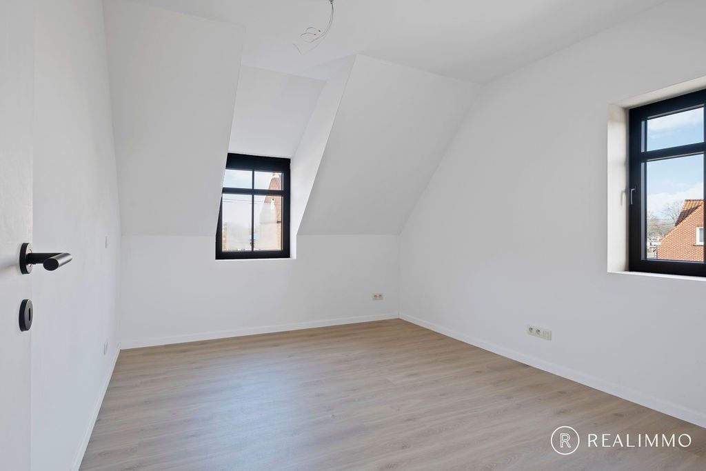 Halfopen nieuwbouwwoning met grote tuin in landelijke stijl in Kerkhove foto 8