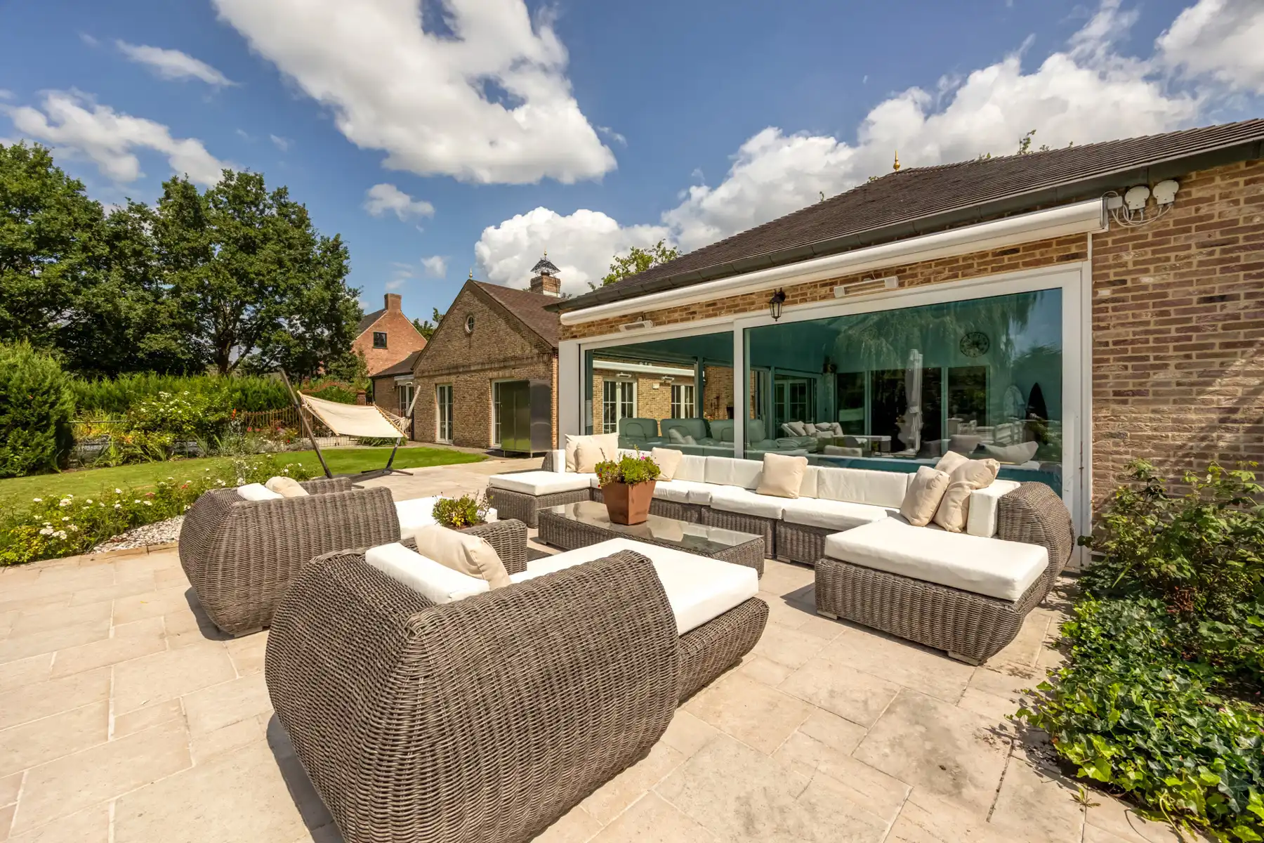 Exclusieve laagbouwvilla met binnen-en buitenzwembad foto 24