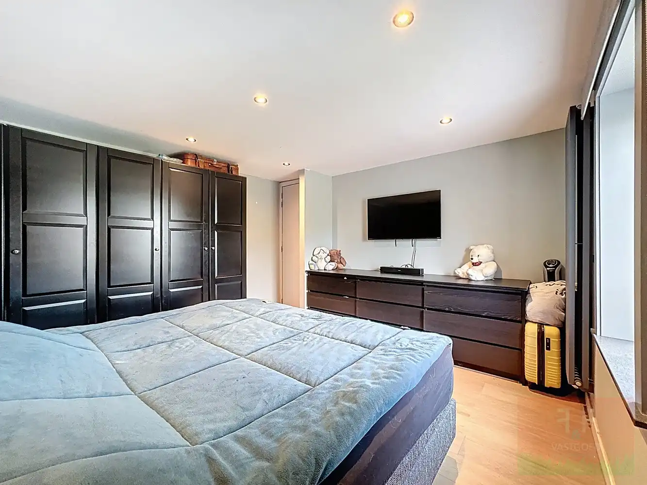 Instapklare hedendaagse gezinswoning met garage, opslagruimte en grote tuin foto 20