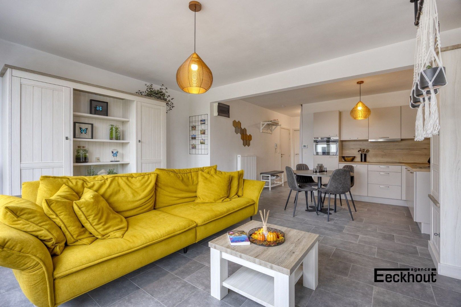 Volledig gerenoveerd appartement op gunstige ligging te Bredene! foto 2