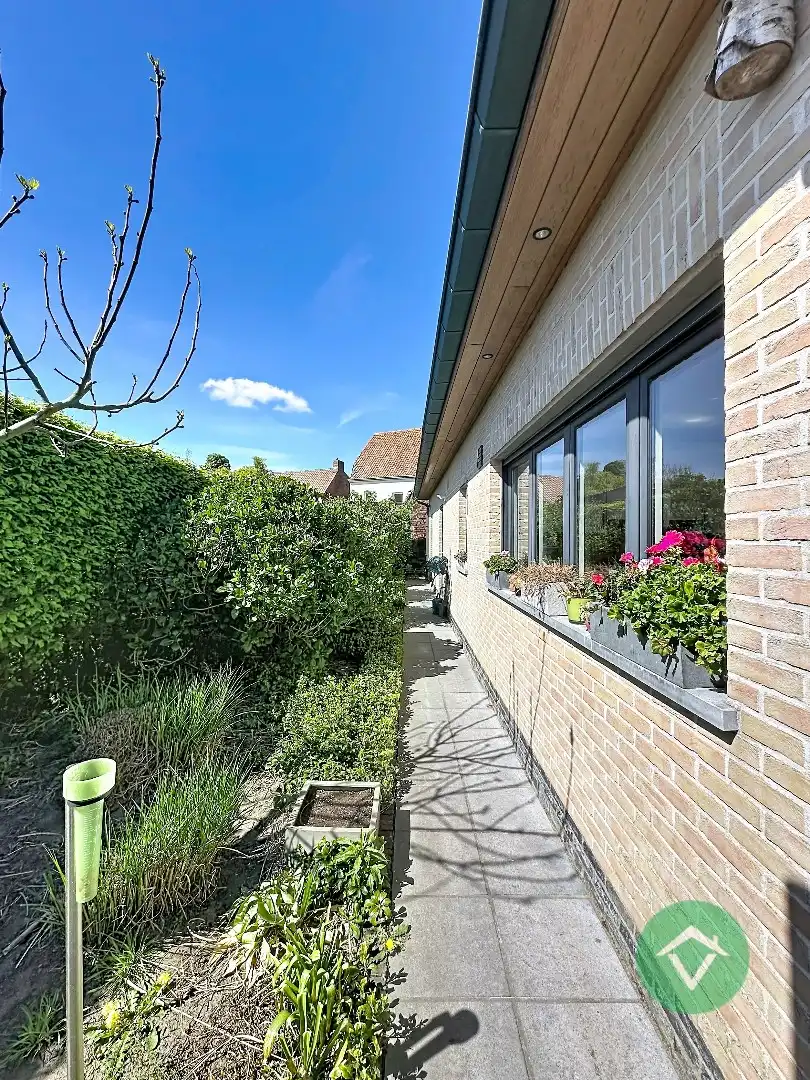 Ruime gezinswoning met dubbele garage in Koekelare foto 32