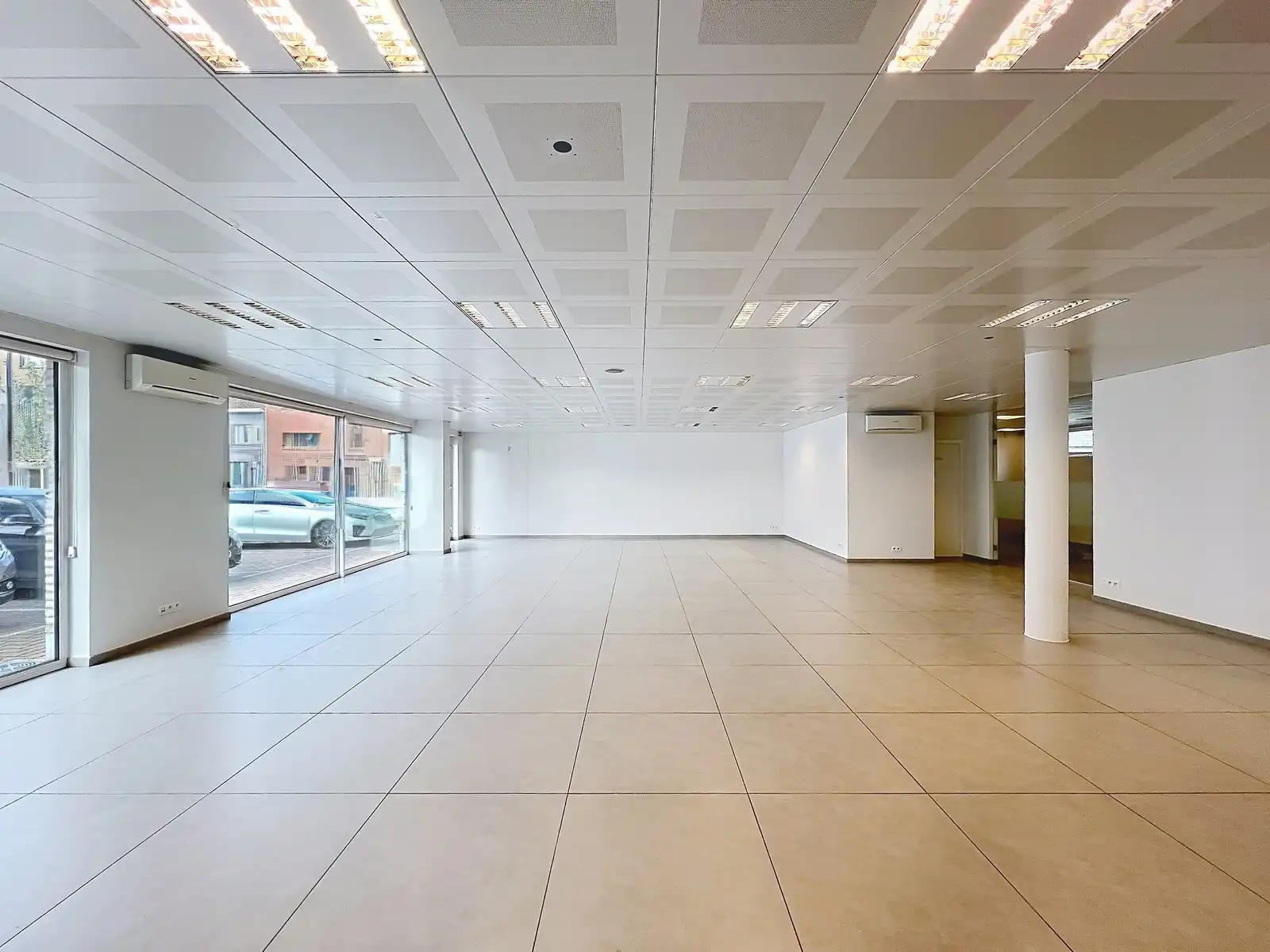 Volledig instapklare LICHTRIJKE commerciële ruimte ± 185m²  (kantoor, diensten, vrije beroepen,...) in het CENTRUM! foto 6