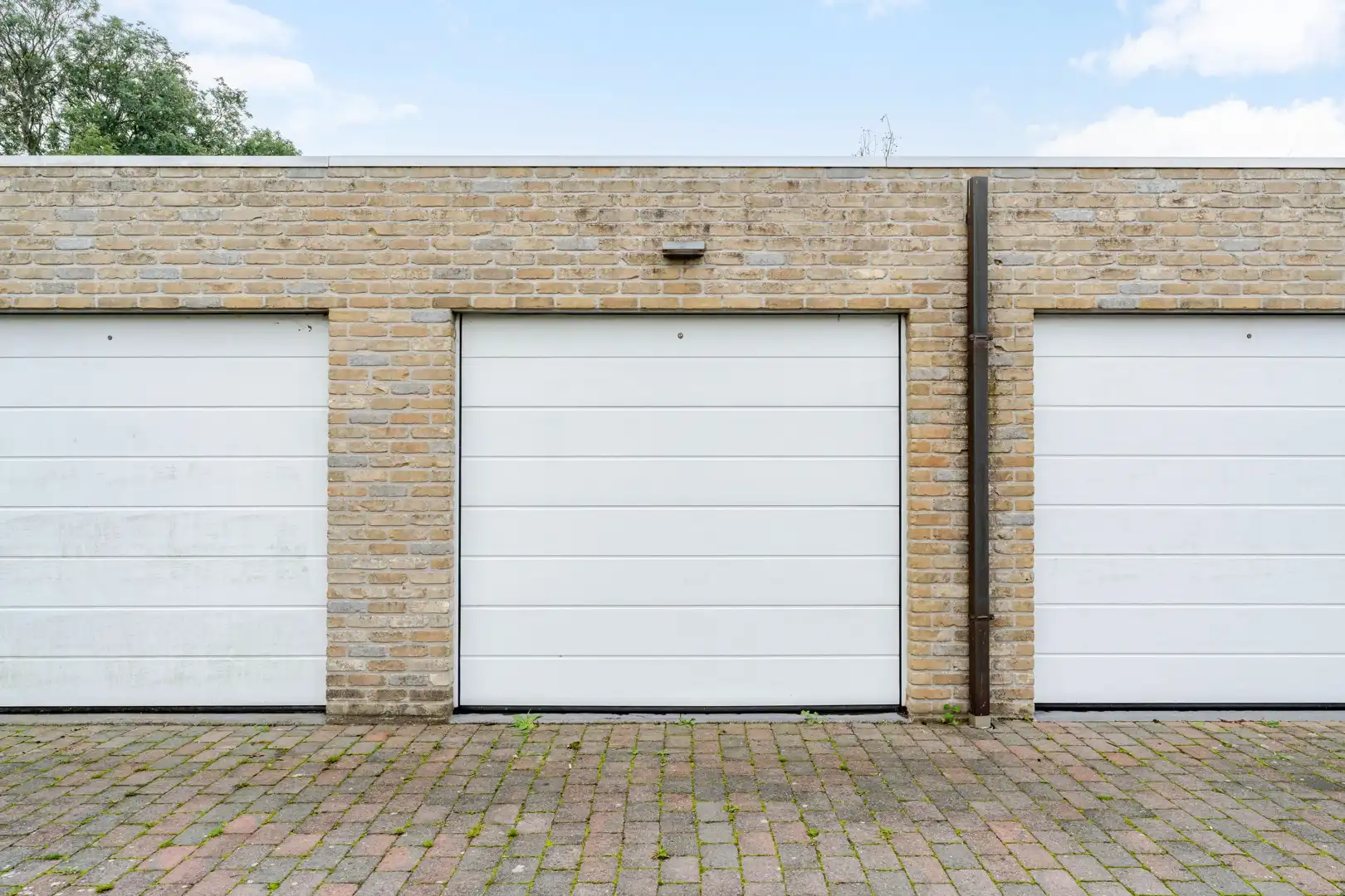 Ruime garage van 20 m² met automatische poort in centrum Keiem foto {{pictureIndex}}