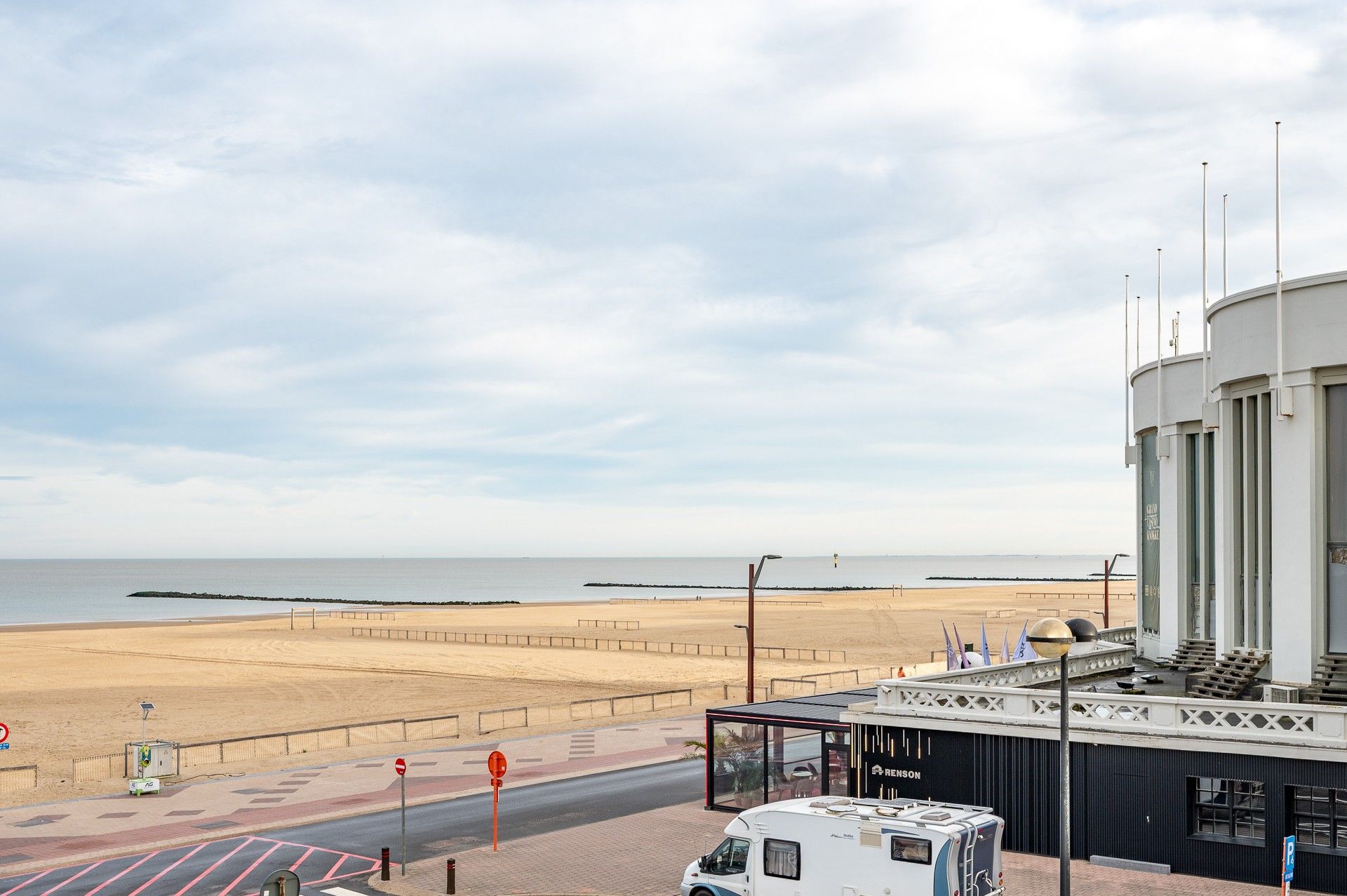 Appartement met prachtig zijdelings zeezicht, gelegen naast Casino Knokke. foto {{pictureIndex}}