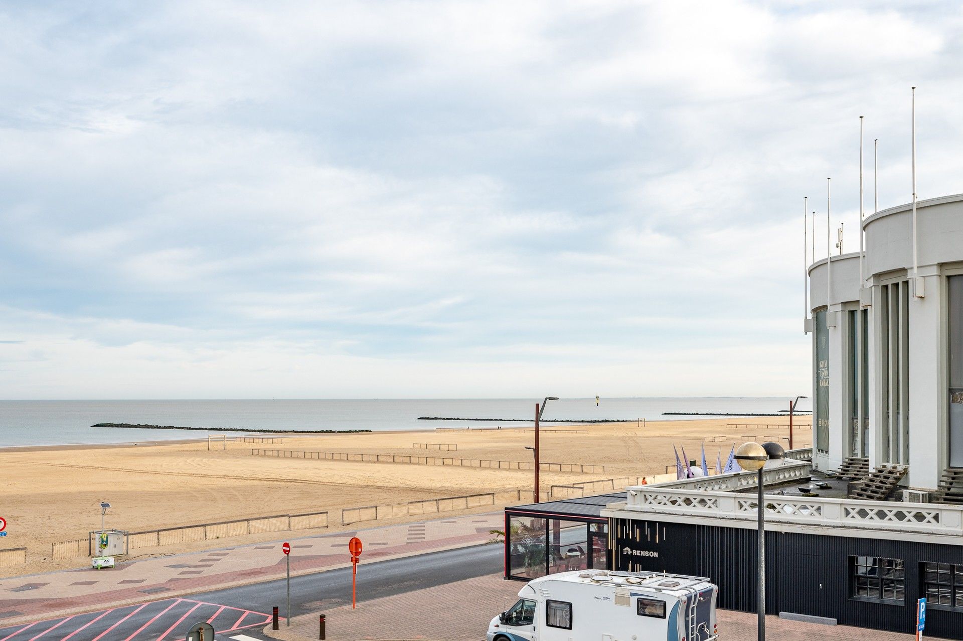 Appartement met prachtig zijdelings zeezicht, gelegen naast Casino Knokke. foto 1