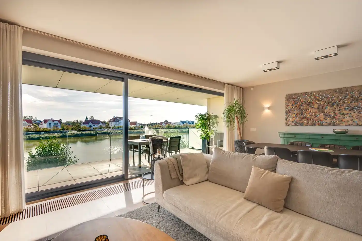 Uitzonderlijk ruim en breed appartement met zuidgericht terras en uniek zicht over het Zegemeer - dubbele garage foto 2