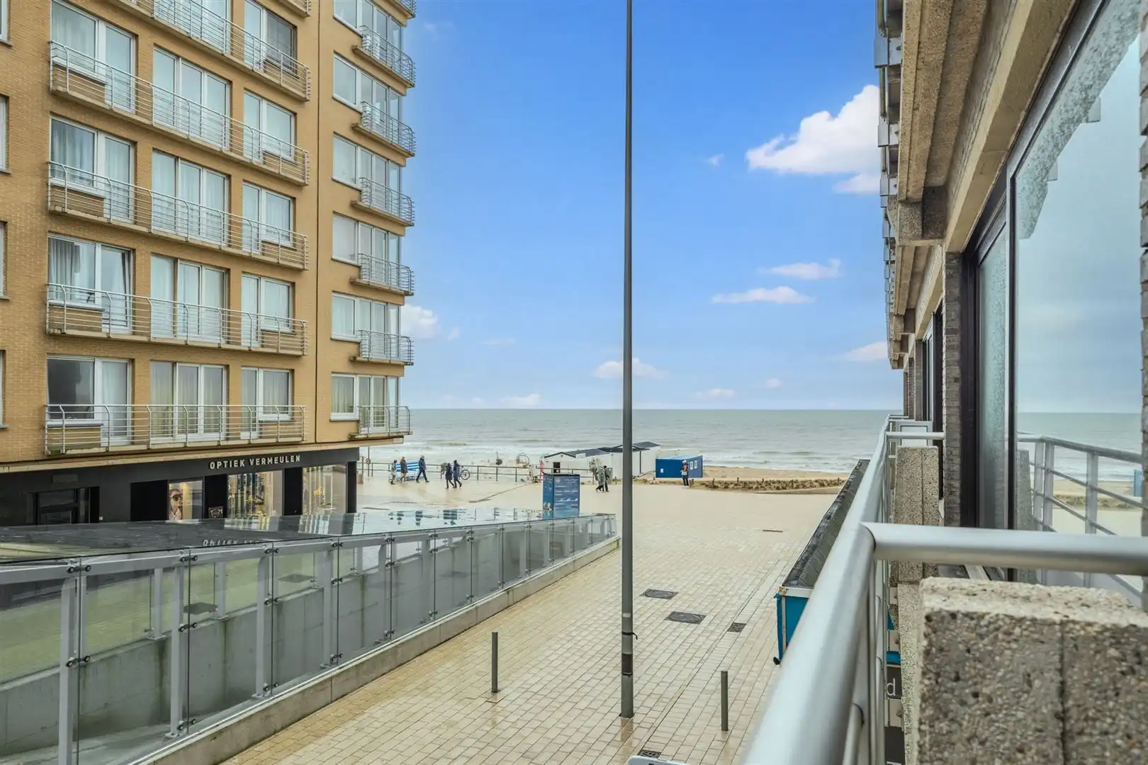 Hoofdfoto van de publicatie: studio met lateraal zeezicht