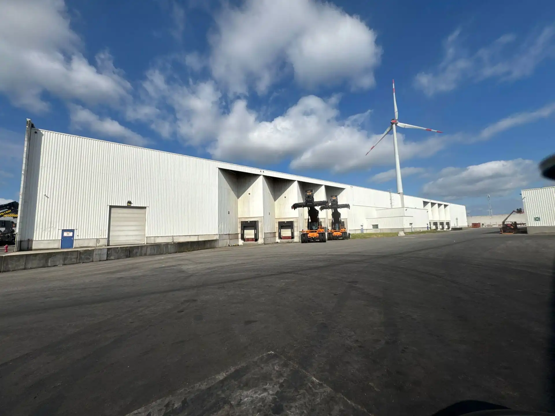 Ca. 8.625m² en 8.625m² magazijnruimten, met los- en laadkades, te huur langs de Noorderlaan.   foto 18