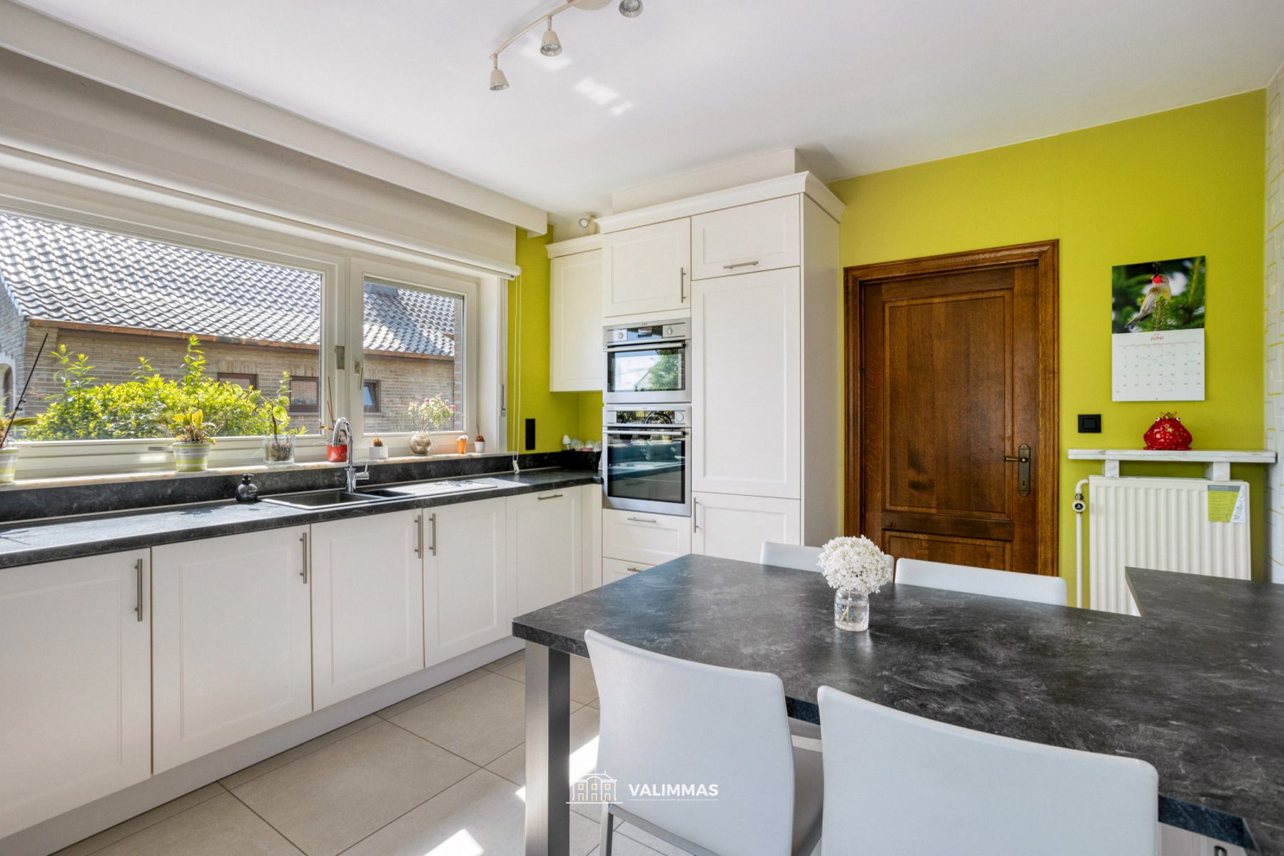 Instapklare & comfortabele driegevelwoning mt garage en tuin foto 12