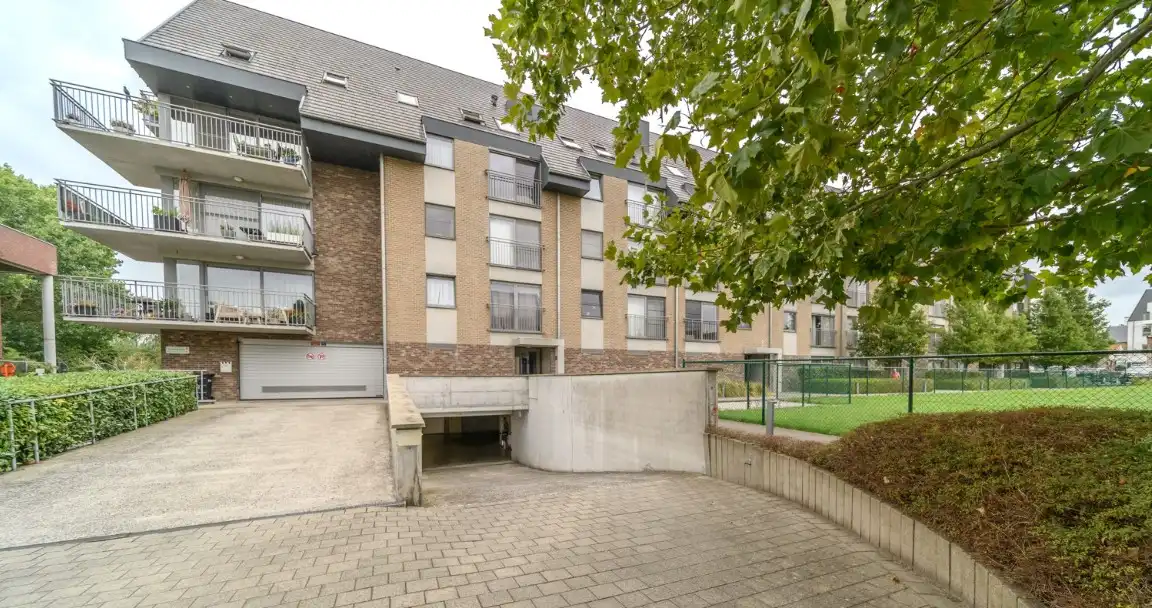 Lichtrijk en modern appartement met riant zonneterras, 2 ondergrondse staanplaatsen én kelder in hartje Ninove! foto 19