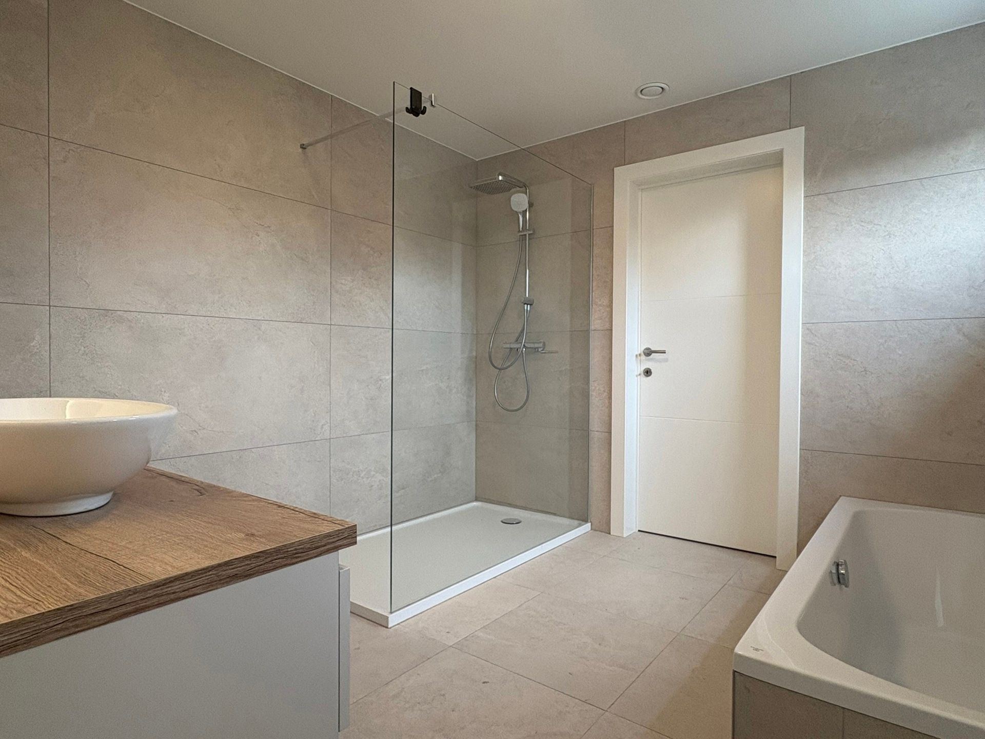 Volledig gerenoveerde gezinswoning met tuin en carport  foto 6