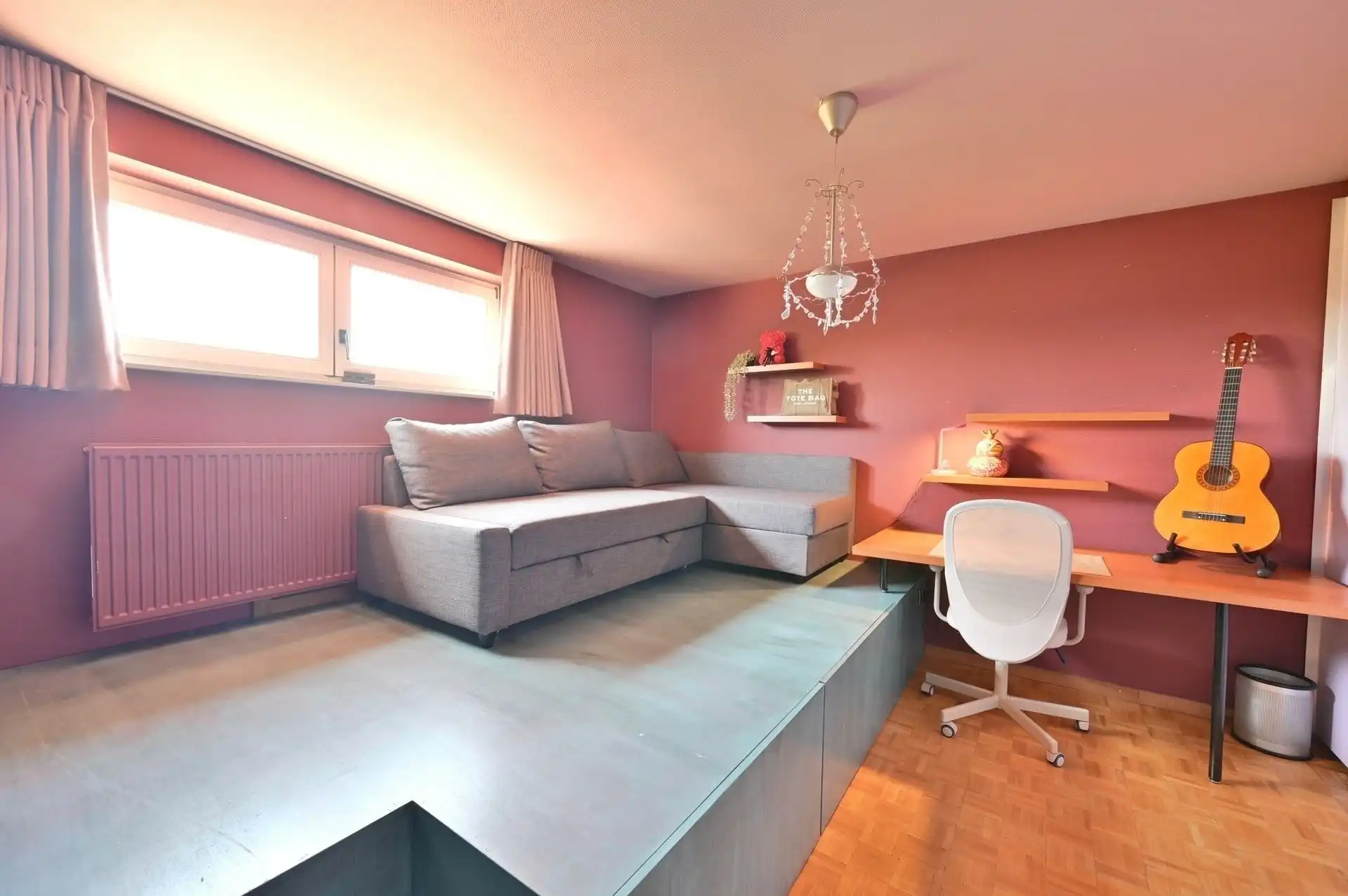 Prachtige Villa woning met 4 slaapkamers, nieuwe keuken en badkamer, dubbele garage met zuidgerichte tuin foto 11