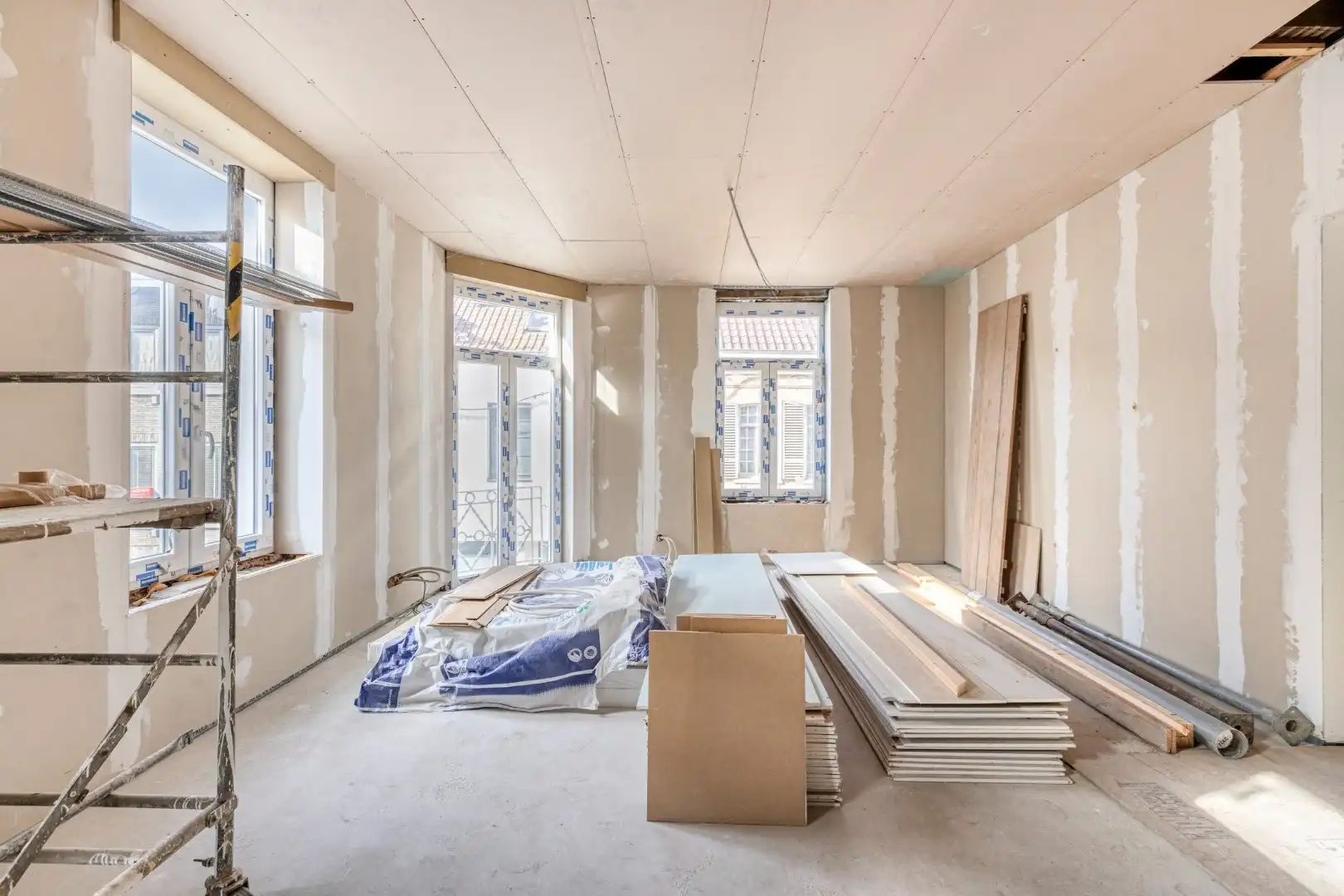 Commercieel pand met verder af te werken appartement en garage op topligging! foto 12