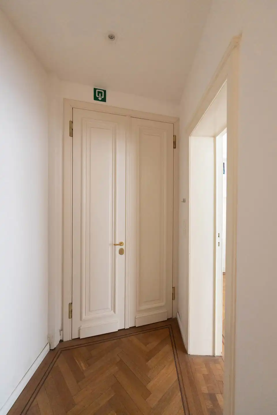 ANTWERPEN - Twee slaapkamer appartement nabij de Meir foto 11
