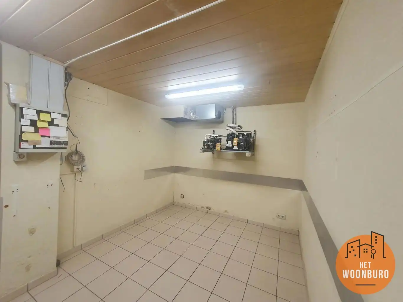 Handelsgelijkvloers te huur aan Markt Ternat foto 8