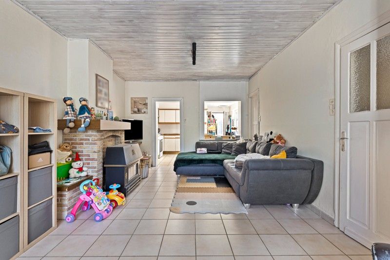 Op te knappen gezinswoning met mogelijkheid tot 4 slaapkamers TE KOOP in Oostrozebeke! foto 2