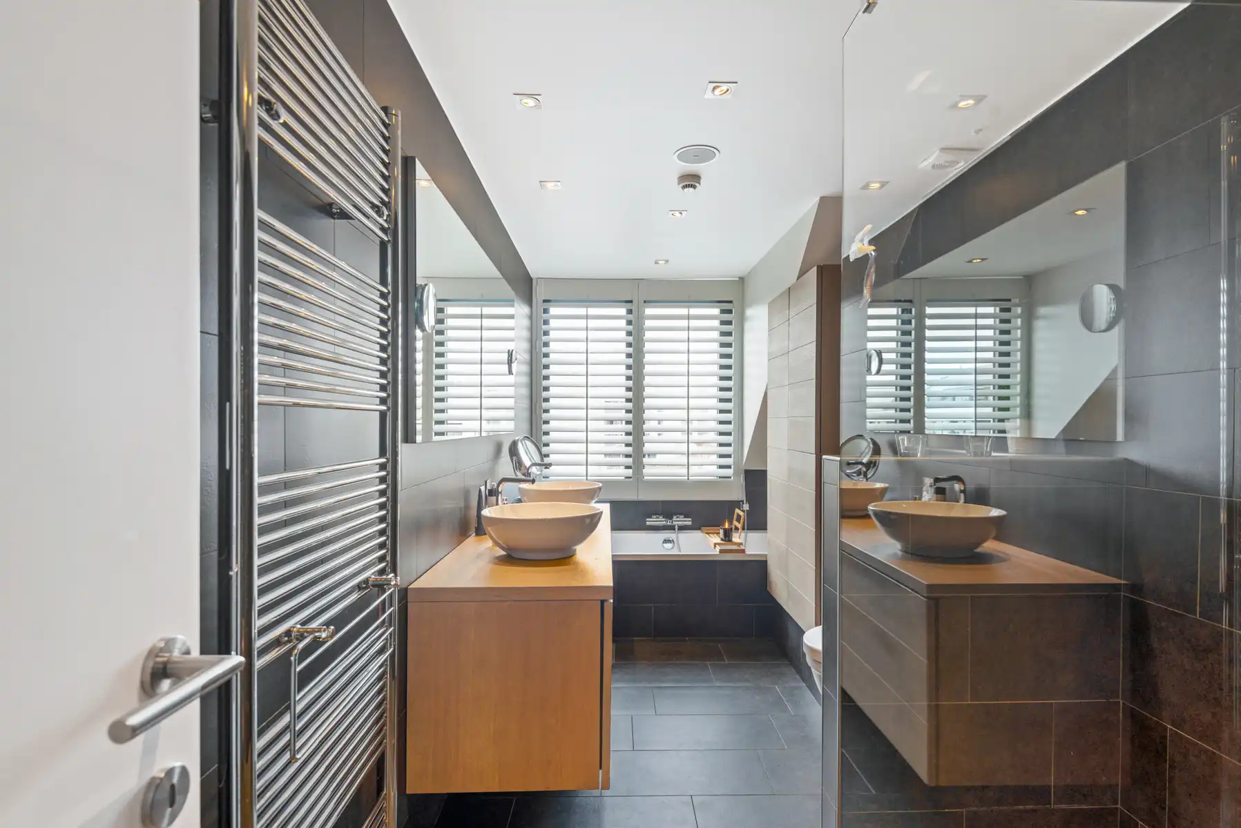 Degelijk gerenoveerde woning aan de Vesten te Lier. foto 14