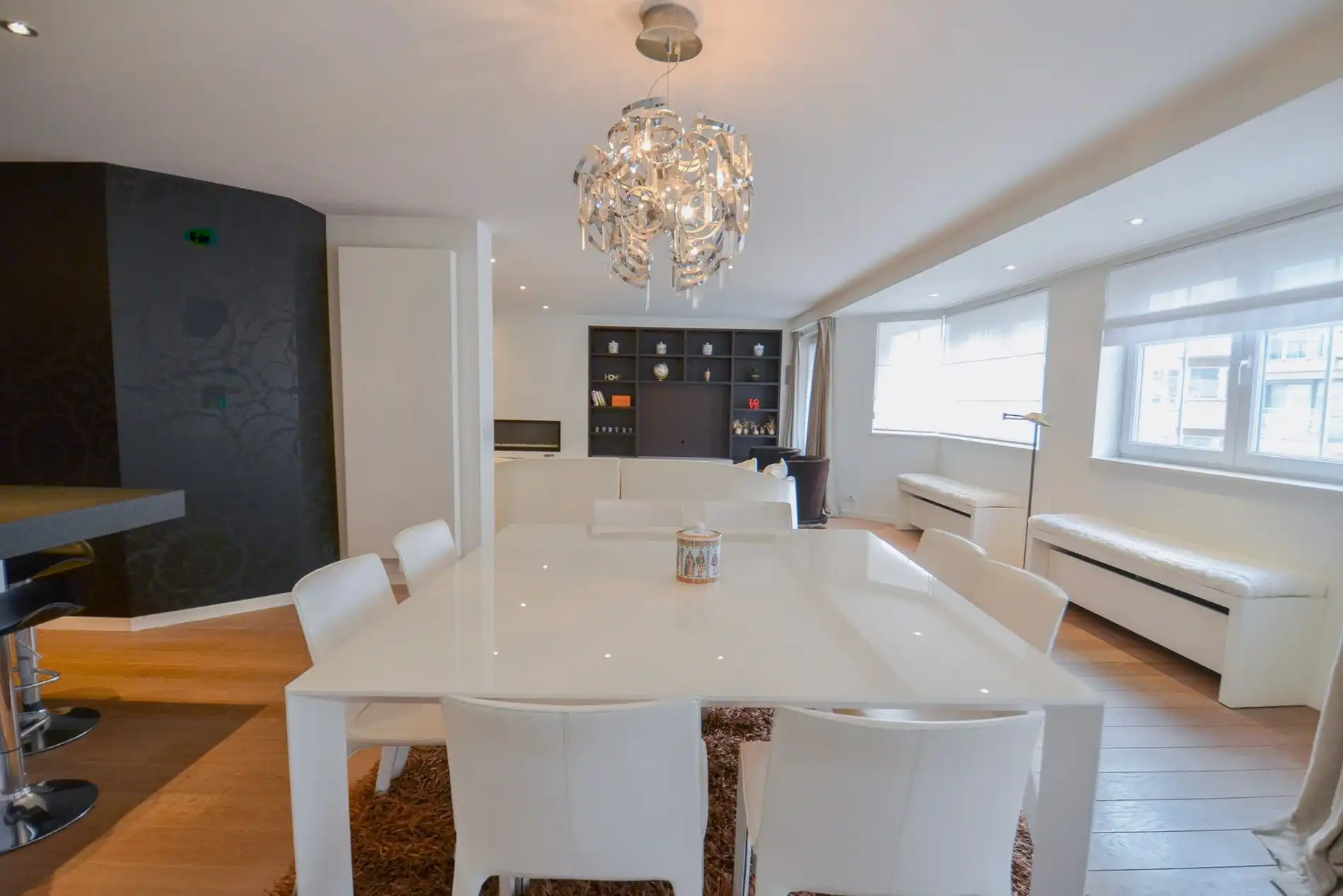 Topaanbieding – Uitzonderlijk ruim appartement gelegen in een stijlvolle residentie. foto 7