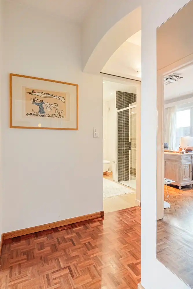Statig en genereus mid-century appartement aan het Zuidpark met drie slaapkamers, overdekt terras en optionele grote autostandplaats. foto 19