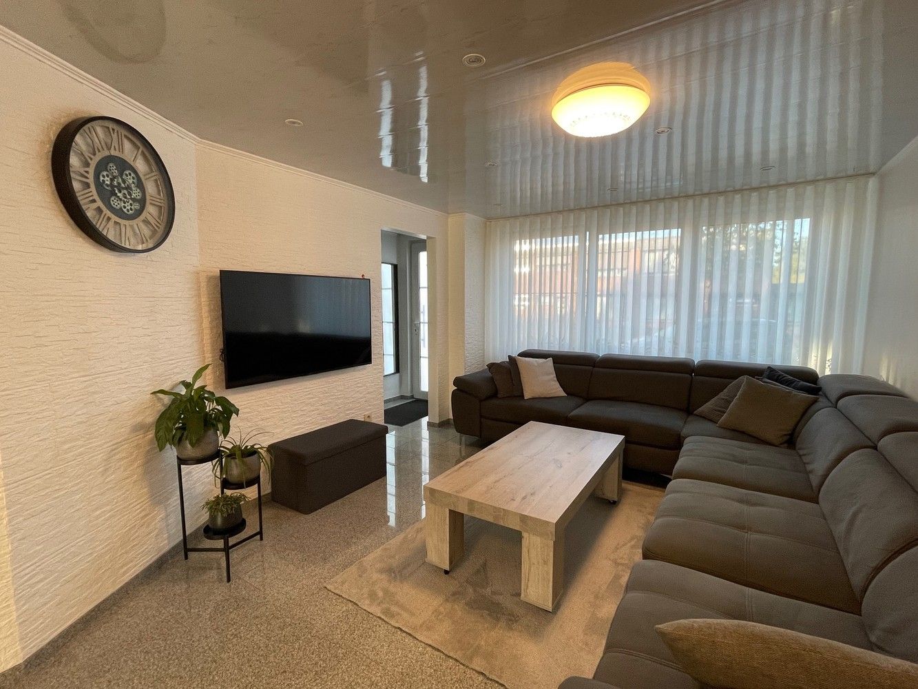 Genk, Kraaistraat 11 – Volledig gerenoveerde en energiezuinige (EPC B) rijwoning met 3 slaapkamers, terras en tuin gelegen in een rustige woonwijk. foto 2