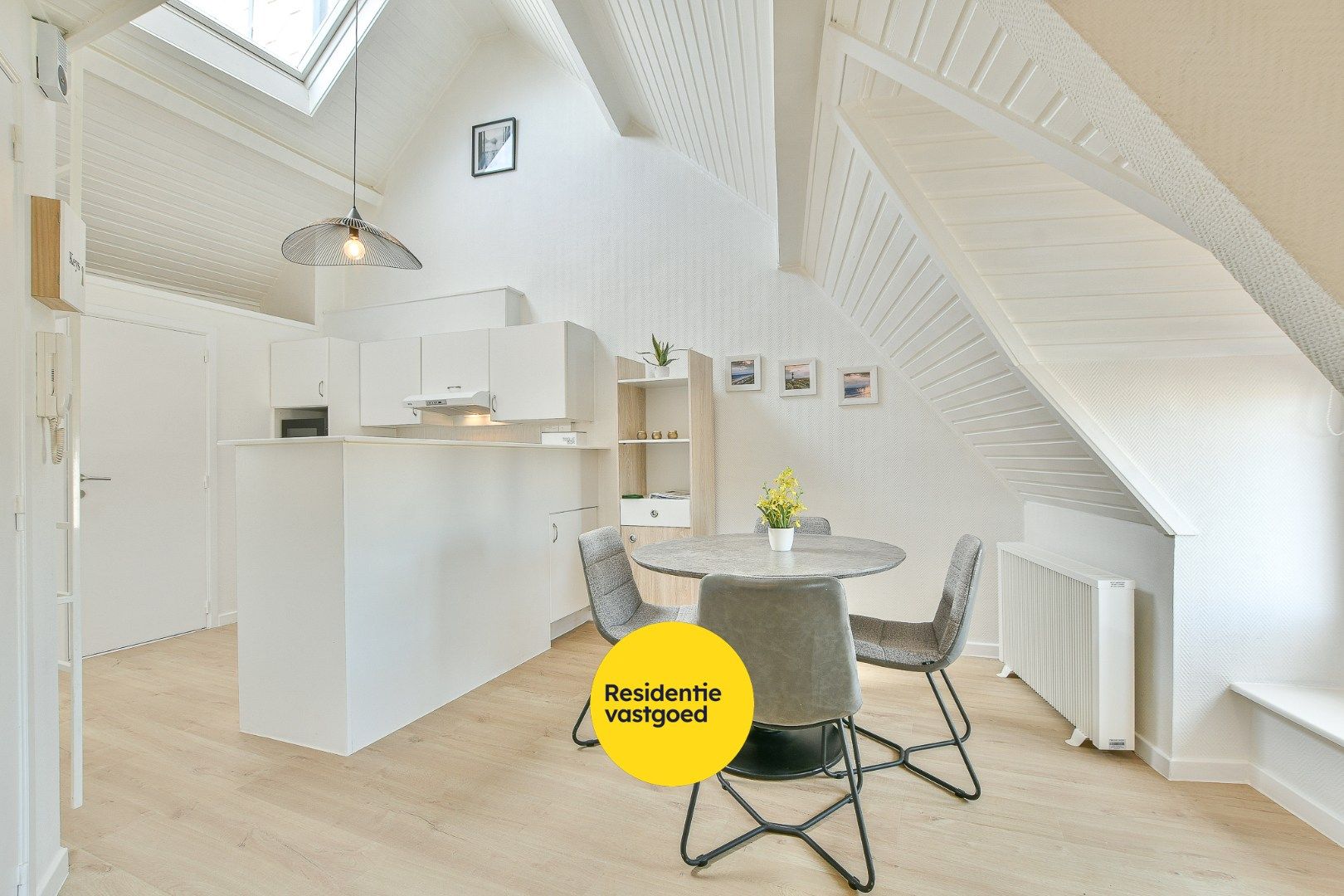 Charmant éénslaapkamerappartement in hartje De Haan – ideaal als investering of tweede verblijf foto {{pictureIndex}}