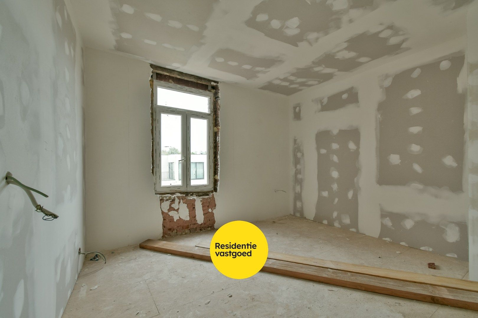 Ruime woning met bergen aan potentieel! foto 11