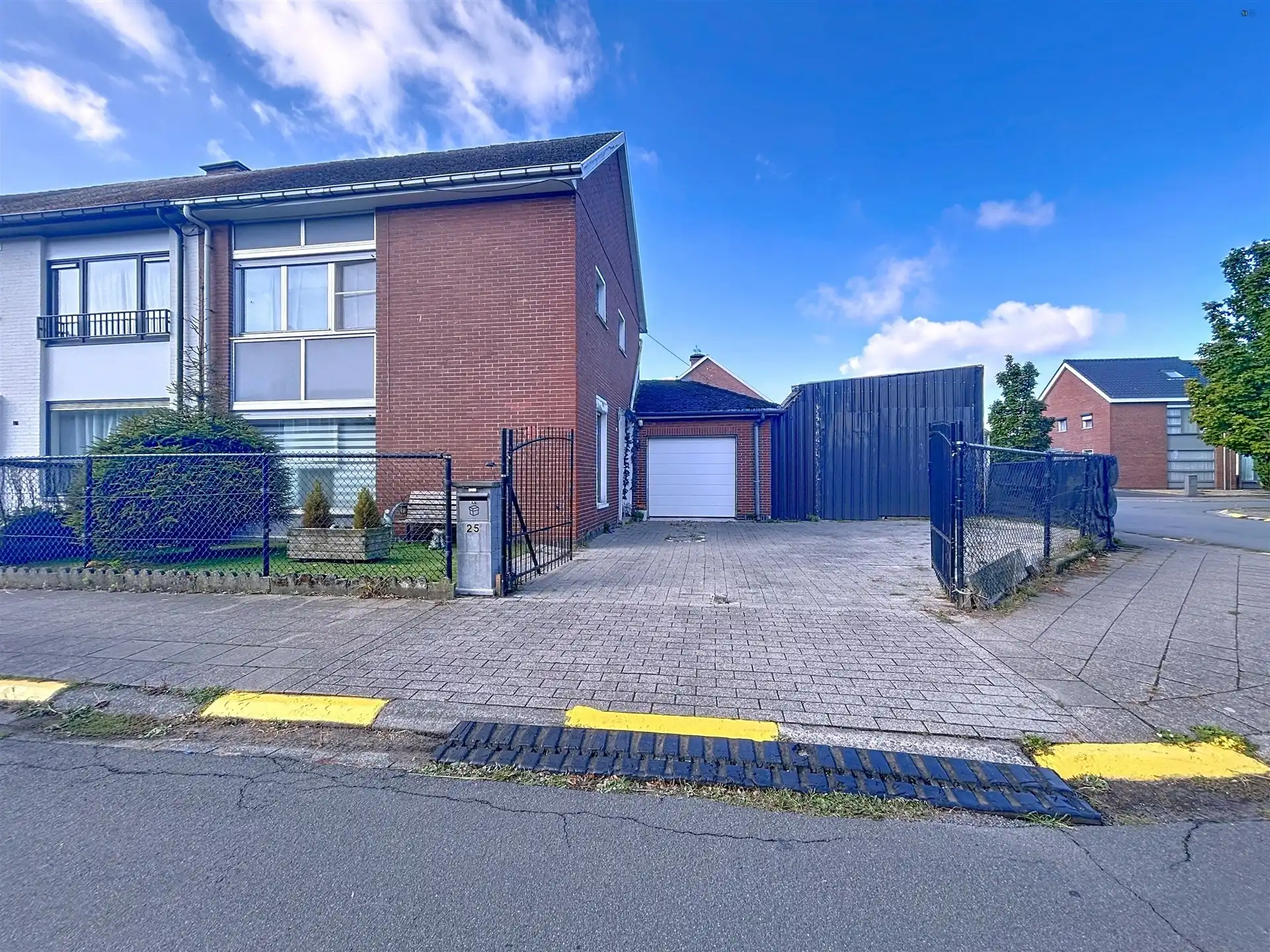 Hoofdfoto van de publicatie: Half open bebouwing met 3 slaapkamers  op perceel van 316m²