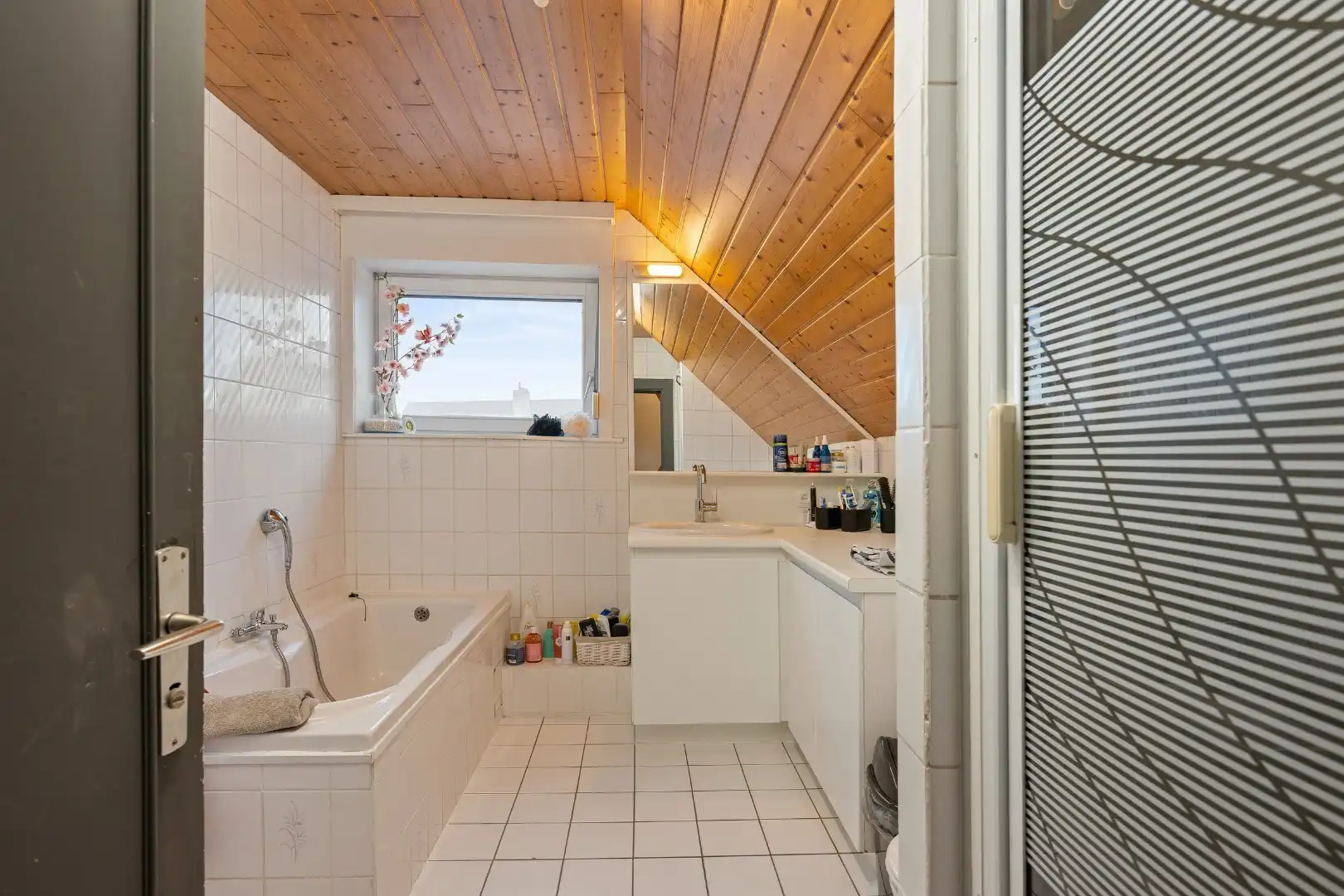 Instapklare halfopen woning met 5 slaapkamers, zonnige tuin en garage in Roeselare foto 11