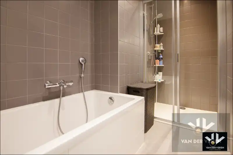 Totaal gerenoveerd gelijkvloers 3 slpk-appartement op een toplocatie. Garagebox optioneel! foto 7