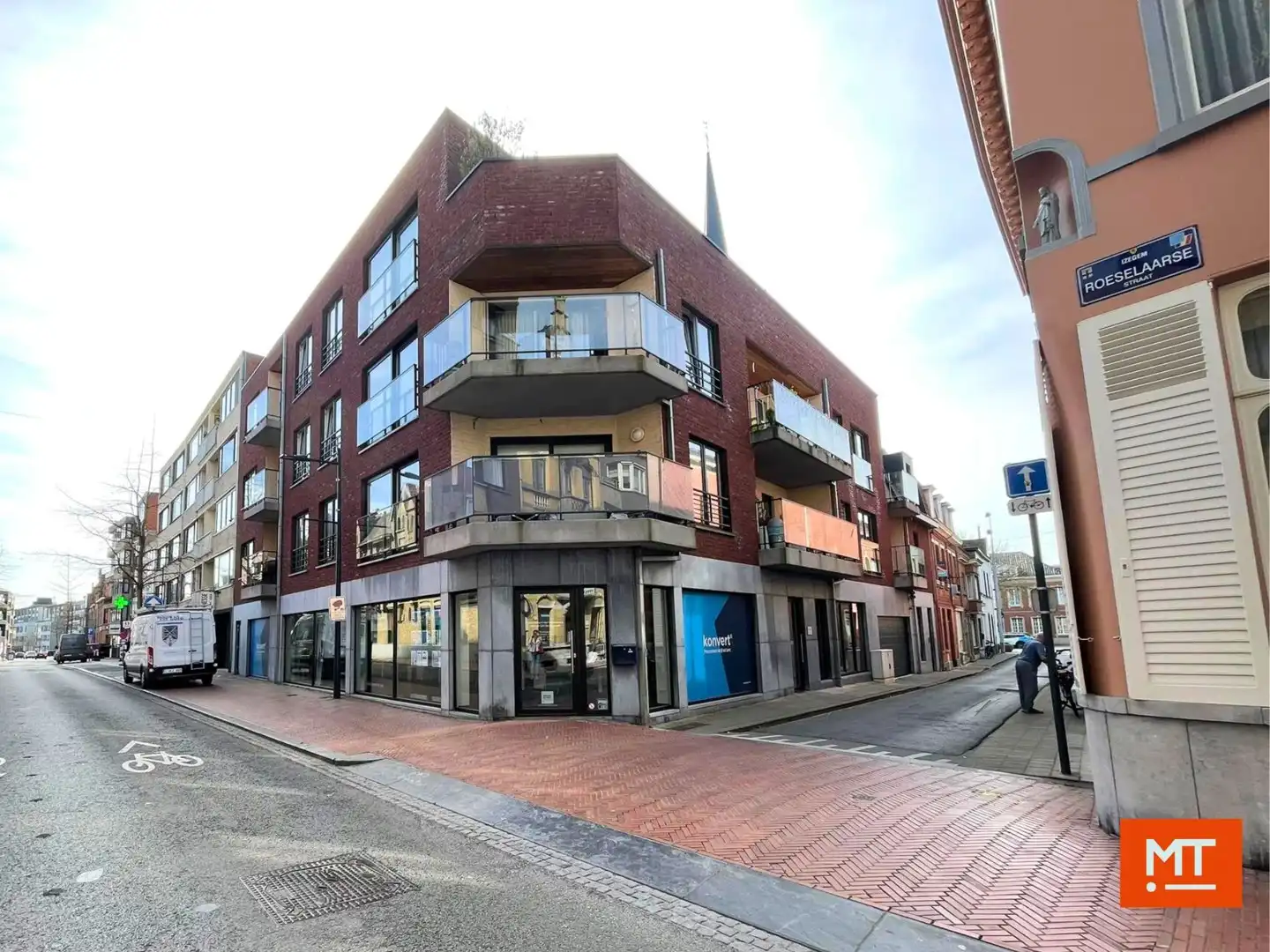 Instapklaar éénslaapkamerappartement met groot terras en ondergrondse staanplaats te huur in Izegem foto {{pictureIndex}}