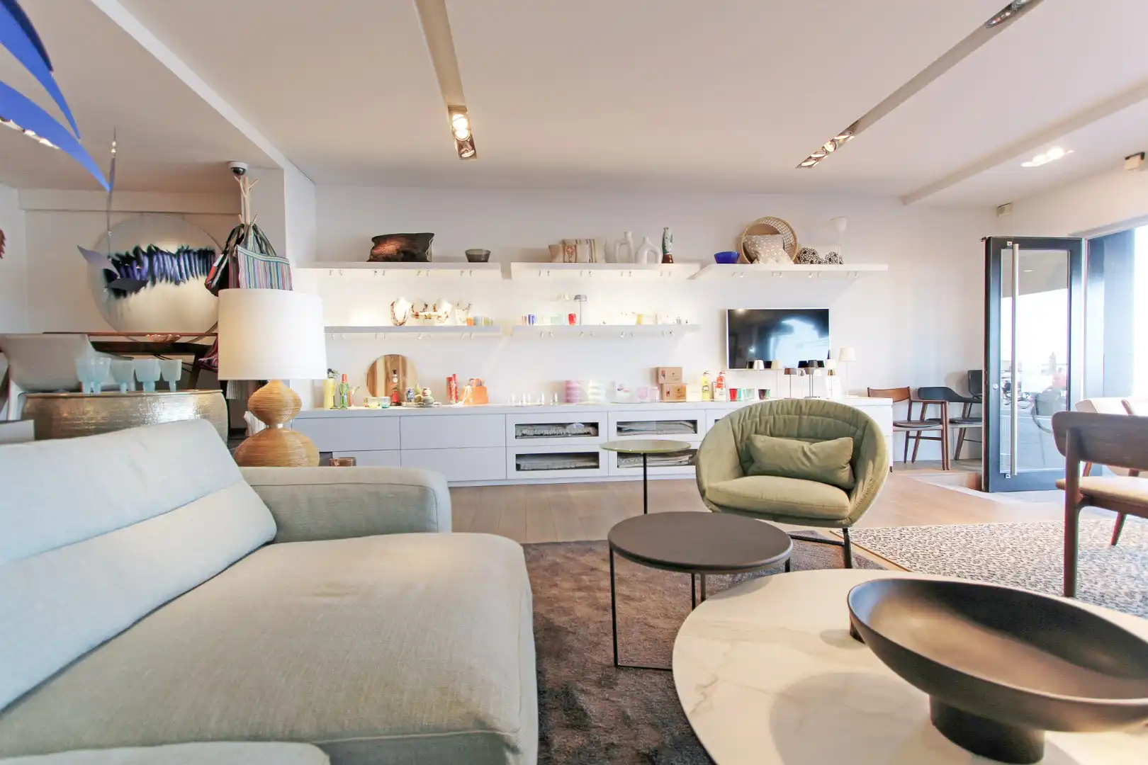 Handelsgelijkvloers met terras Zeedijk Zoute 786 te huur  foto 2