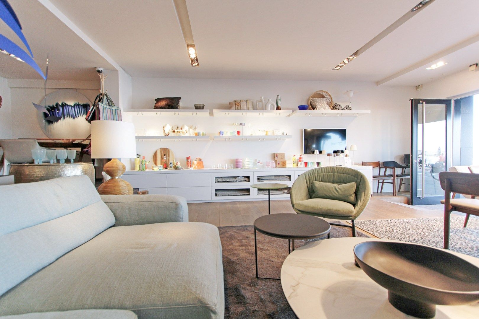 Handelsgelijkvloers met terras Zeedijk Zoute 786 te huur  foto 2