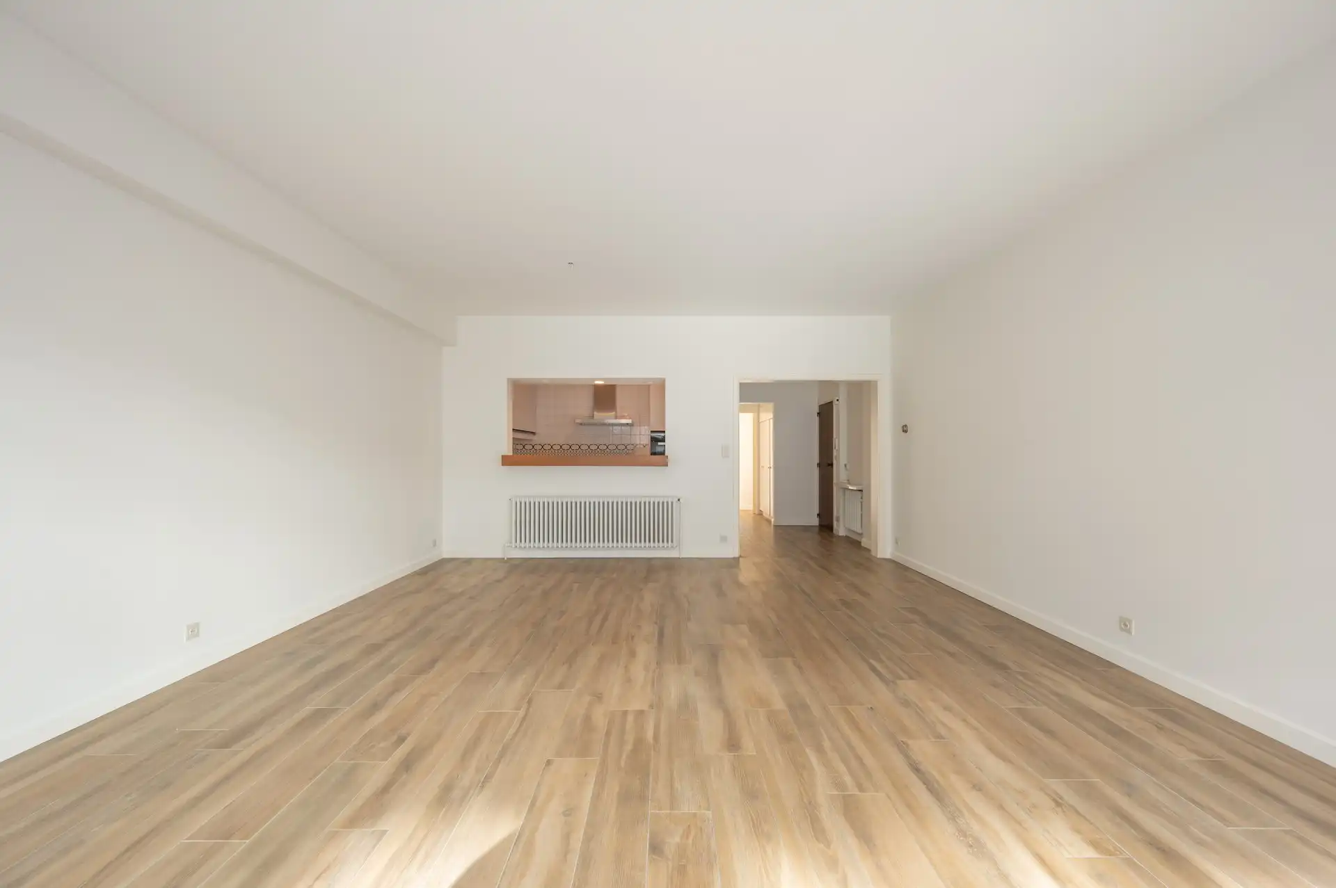 Ongemeubeld: ruim appartement in een zijstraat van de zeedijk! foto 2