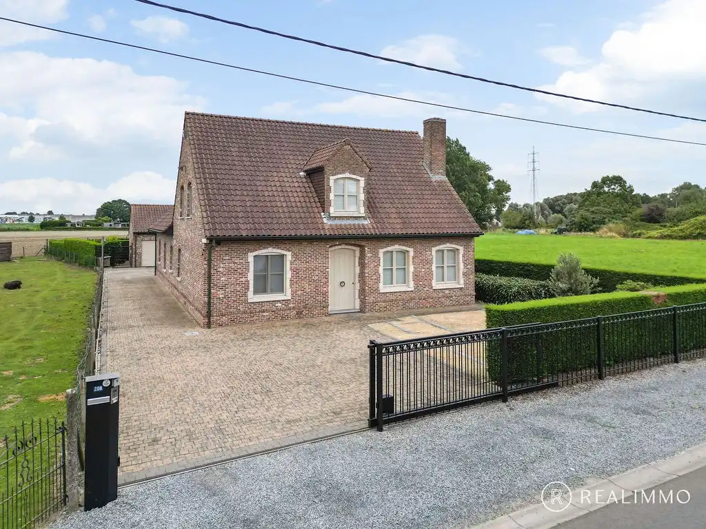 Ruime villa op 911m² in een rustige, groene omgeving te Sint-Eloois-Vijve foto {{pictureIndex}}