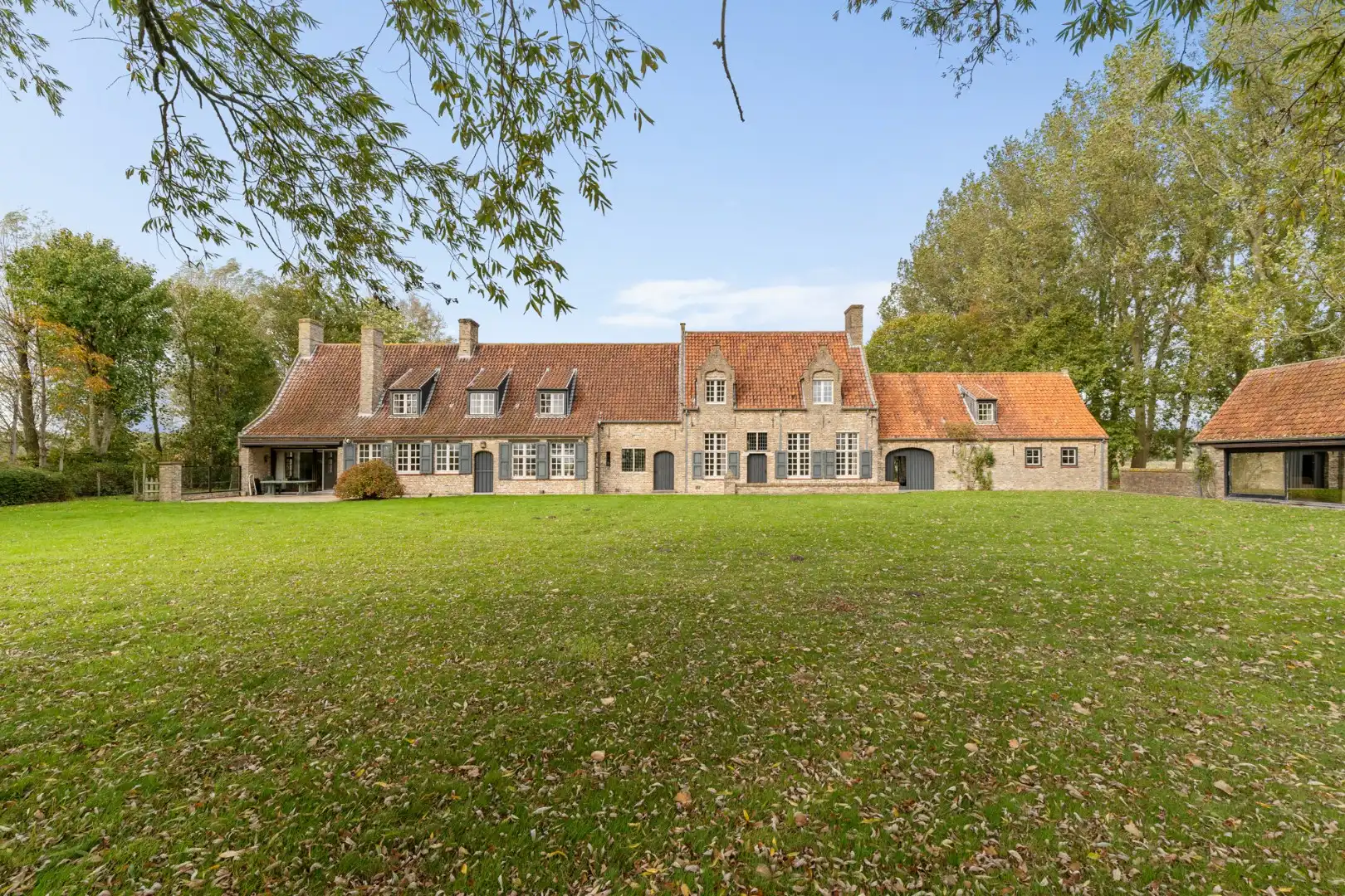 Exclusief landhuis “Reigershof” met bijgebouw en uniek domein te Damme foto 2