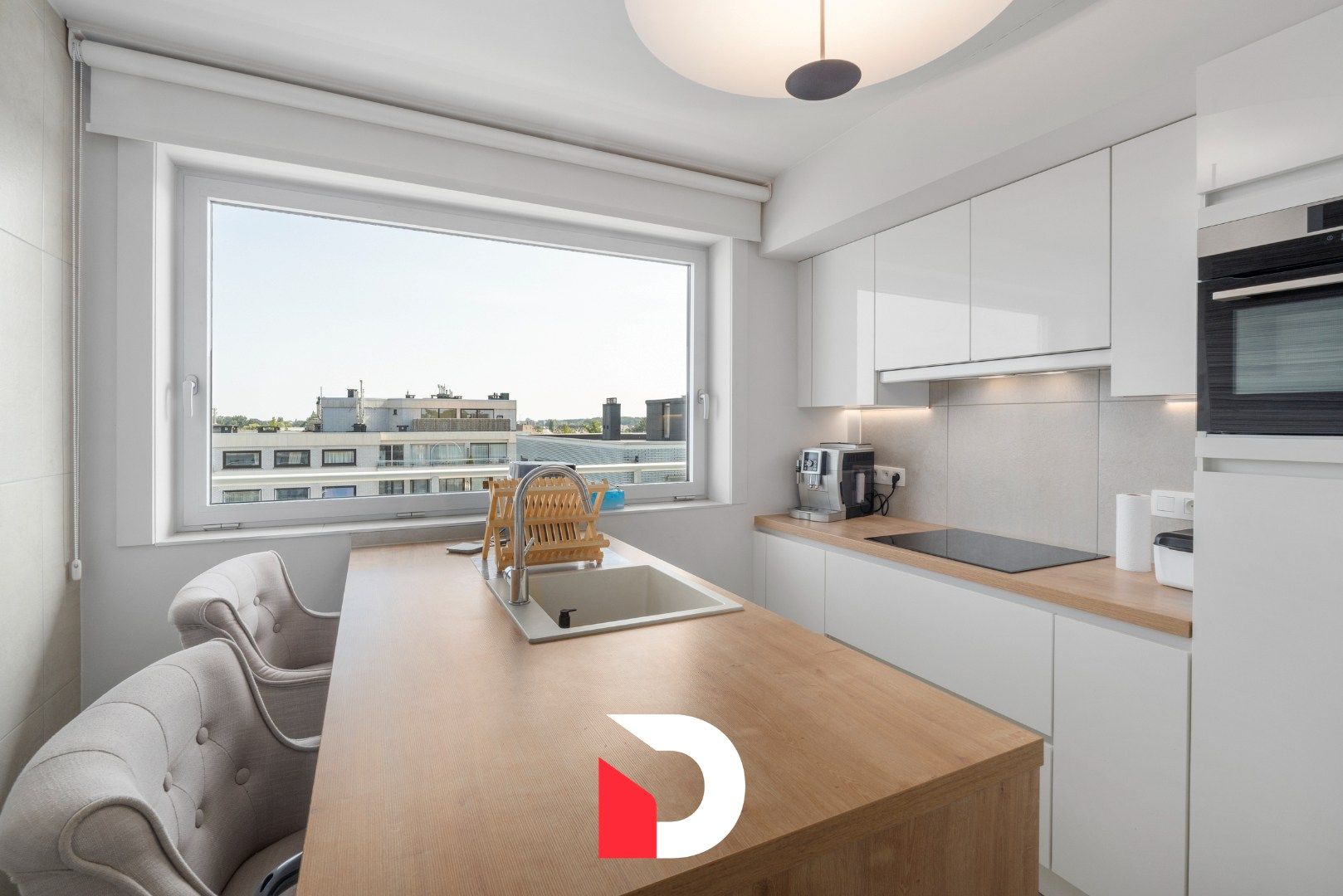 Schitterend gerenoveerd en uiterst aangenaam hoekappartement met 3 slaapkamers op een toplocatie te Sint-Andries (Sint-Baafs). foto 6