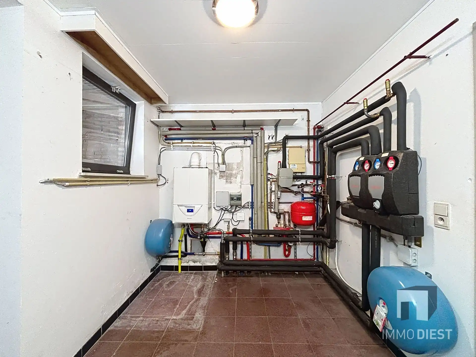 Prachtig gelegen villa met uniek ontwerp op 57a 74ca én achterliggende vijvers op 75a 54ca. foto 34