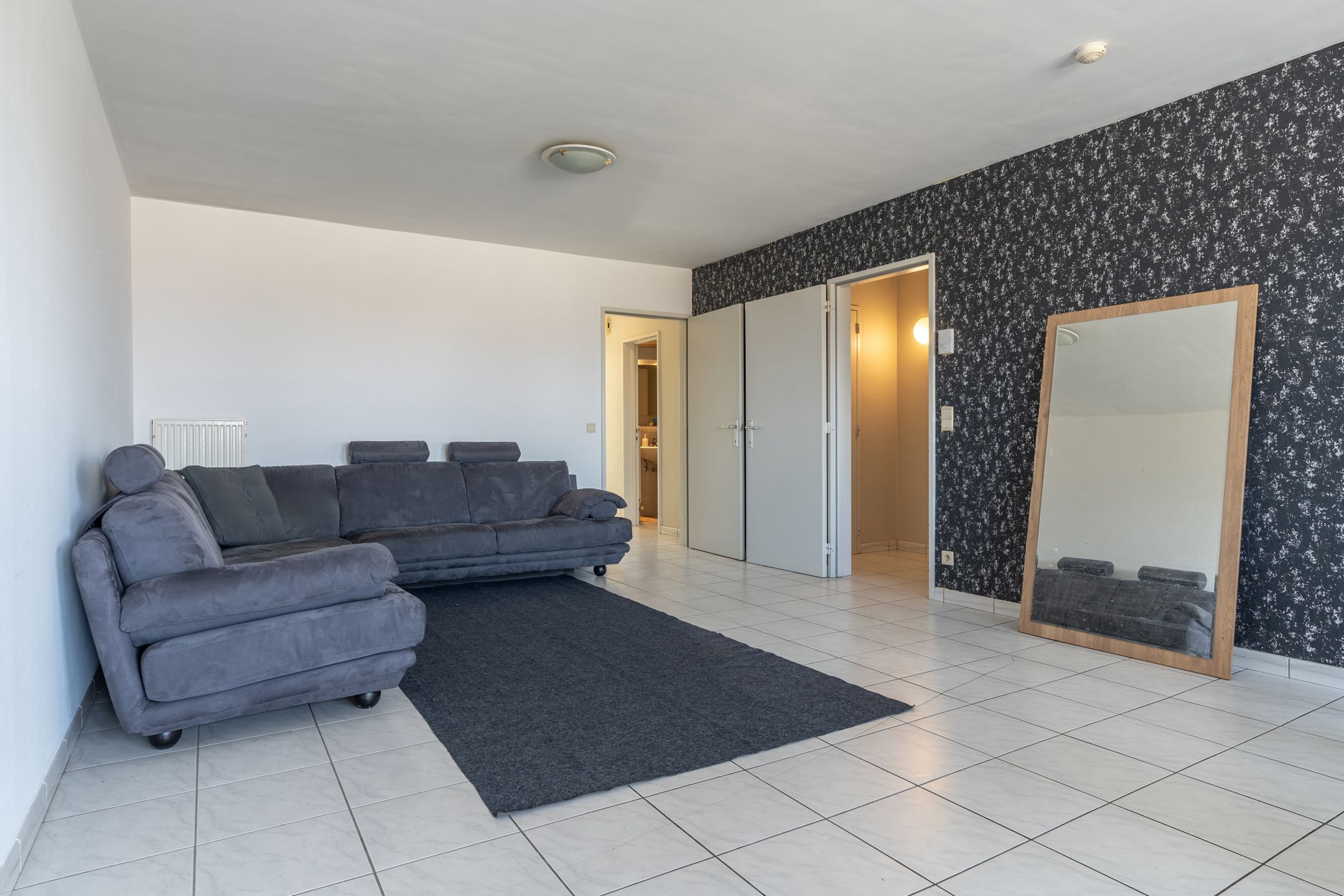 Ruim appartement met 2 slaapkamers en garage. foto {{pictureIndex}}