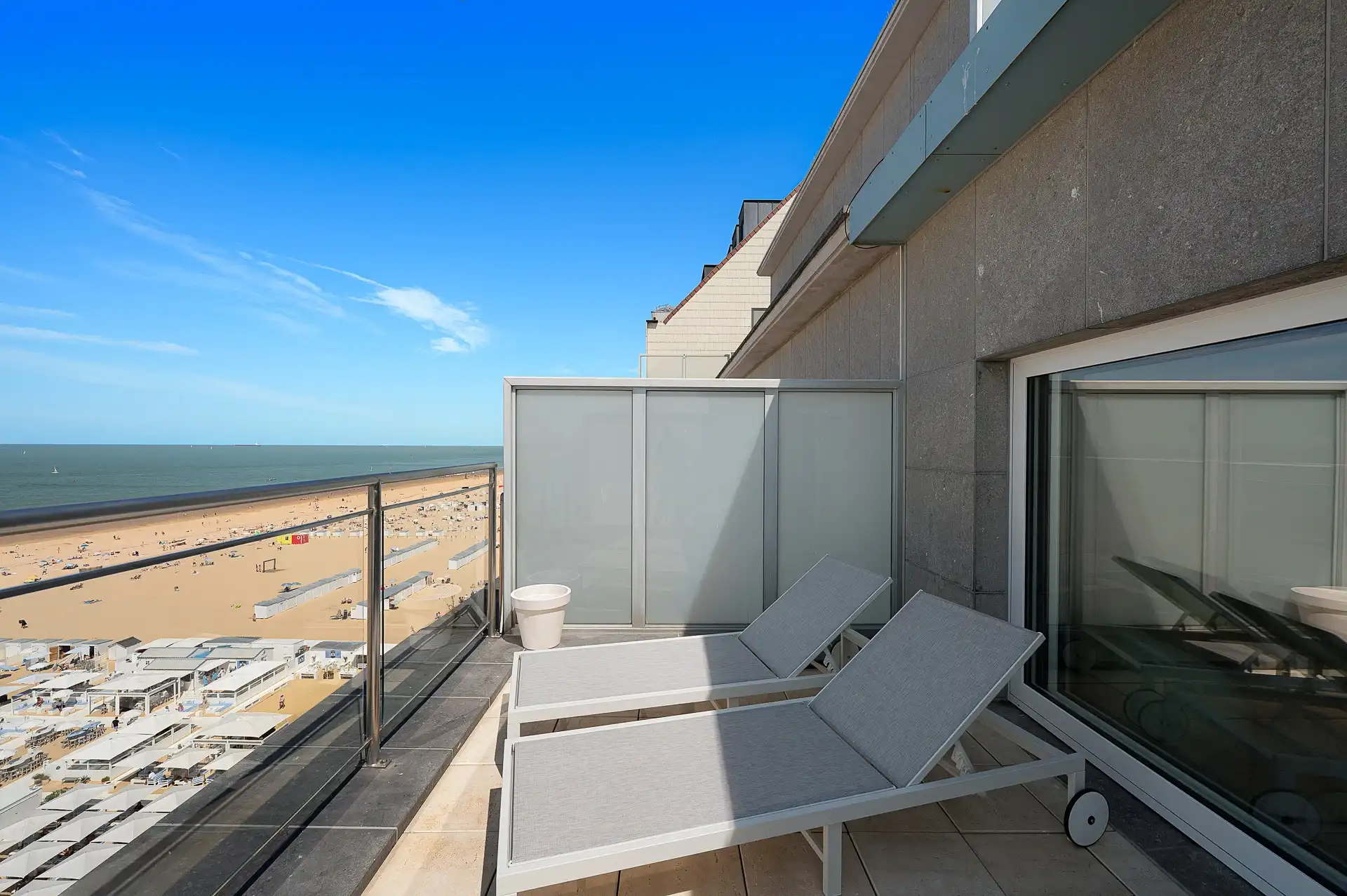 Prachtig gerenoveerd penthouse met panoramische zichten en zonnige ruime terrassen gelegen op de Zeedijk te Duinbergen foto 12