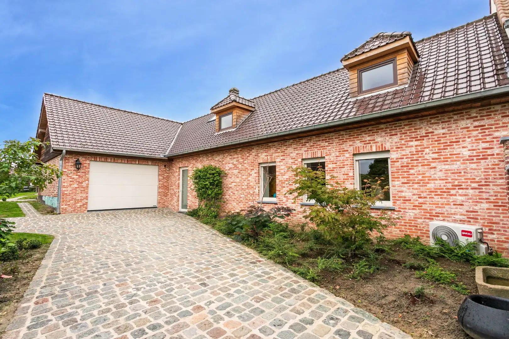 Charmante woning met 3 à 4 slpk en tuin te Halle foto {{pictureIndex}}